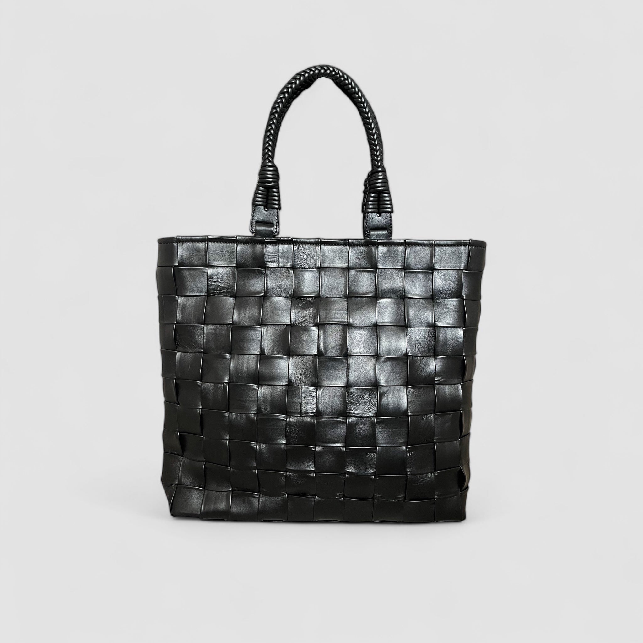 Ribichini Square skinnveske i sort: Håndflettet lammeskinn. Unikt mønster og elegant design.