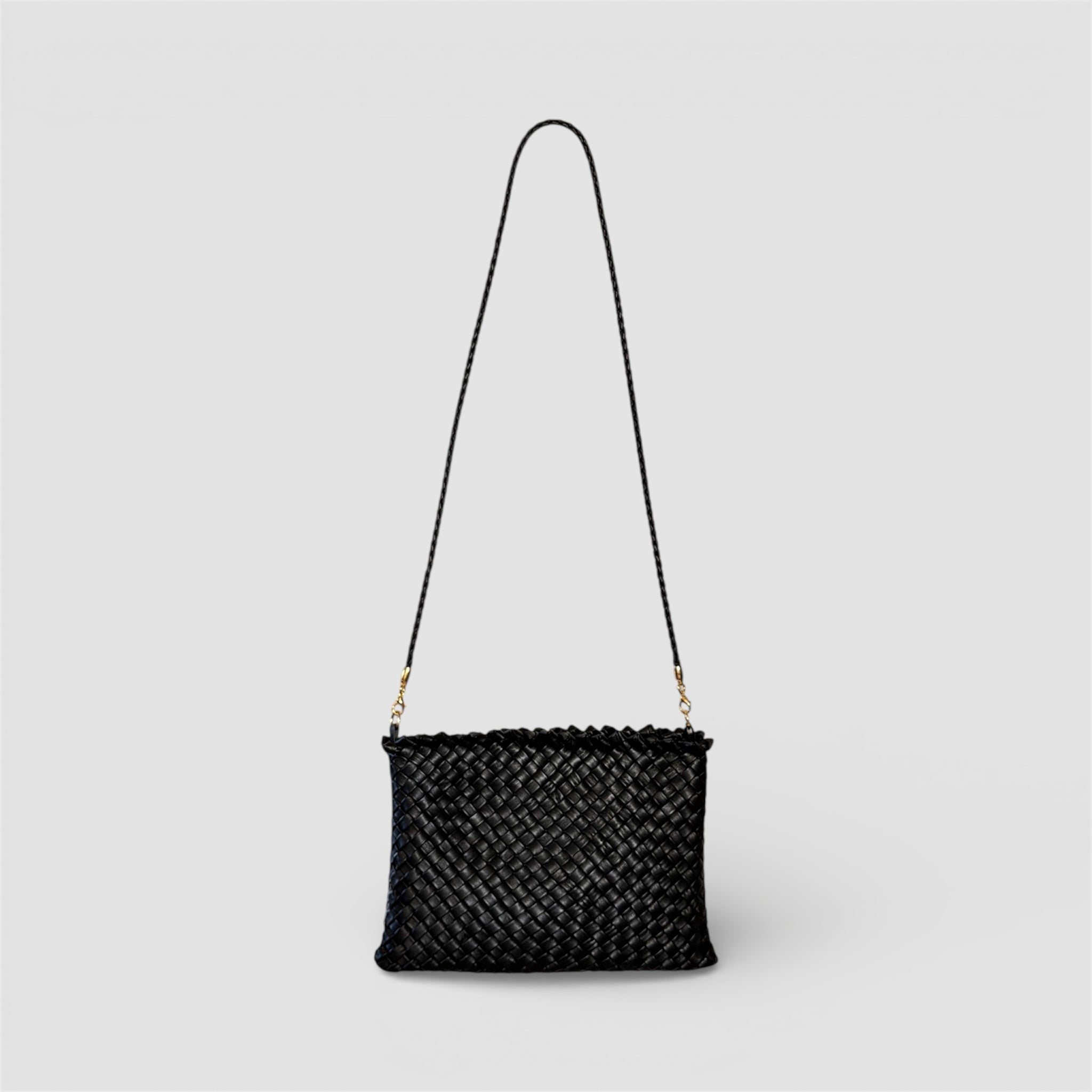 Sort flettet clutch veske med lang skulderstropp i skinn og gullfargede detaljer – Ribichini.