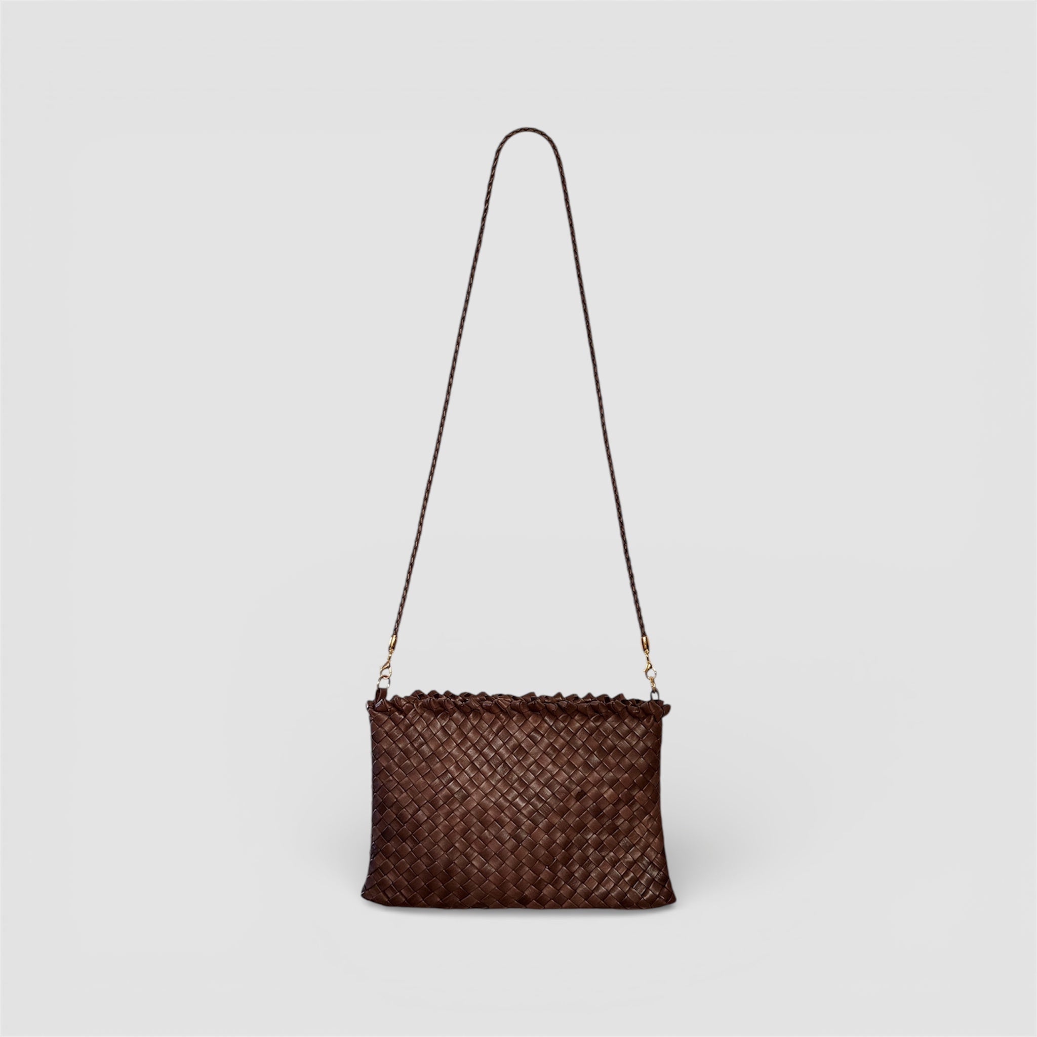 Brun flettet clutch veske med lang skulderstropp i skinn og gullfargede detaljer – Ribichini.