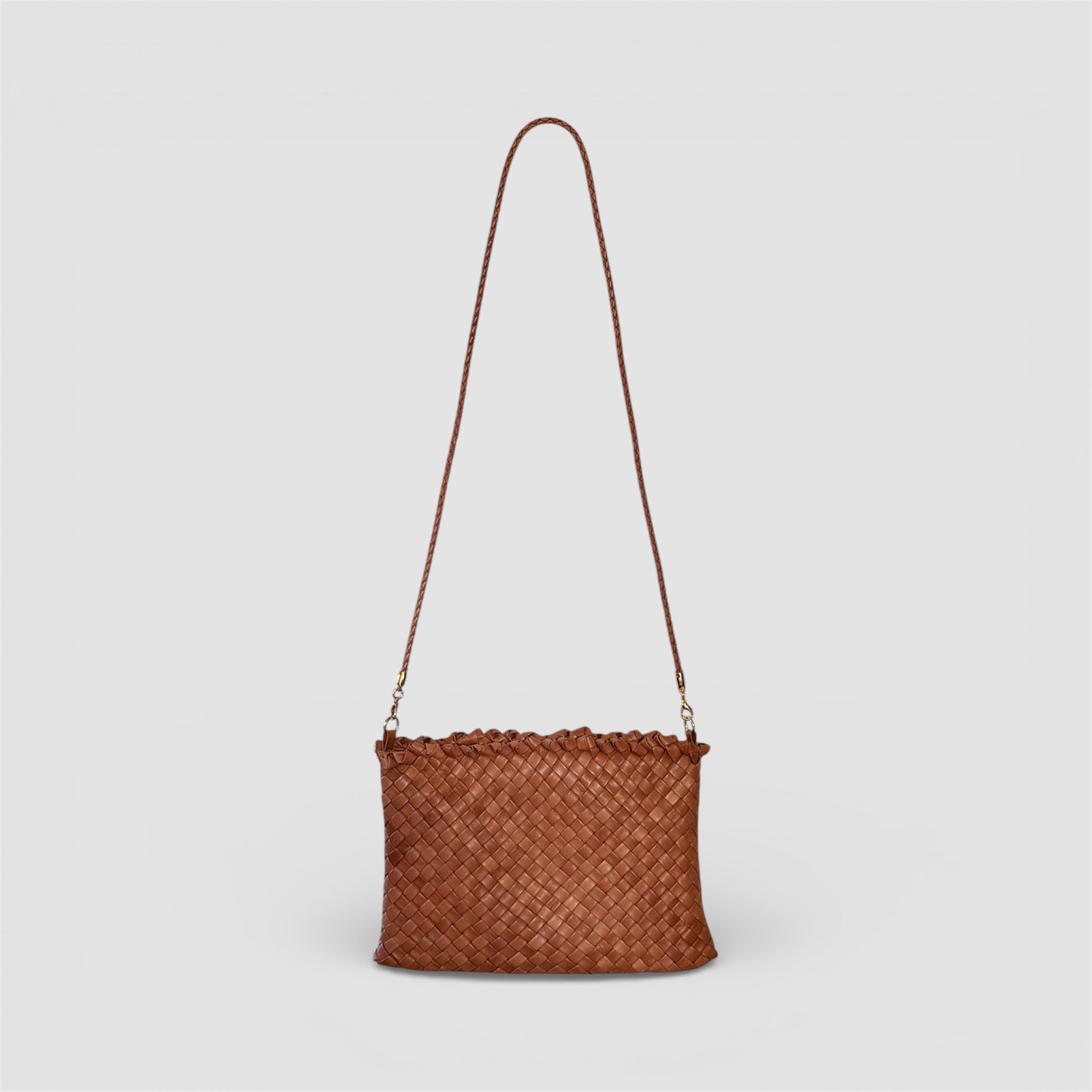 Cognac flettet clutch veske med lang skulderstropp i skinn og gullfargede detaljer – Ribichini.