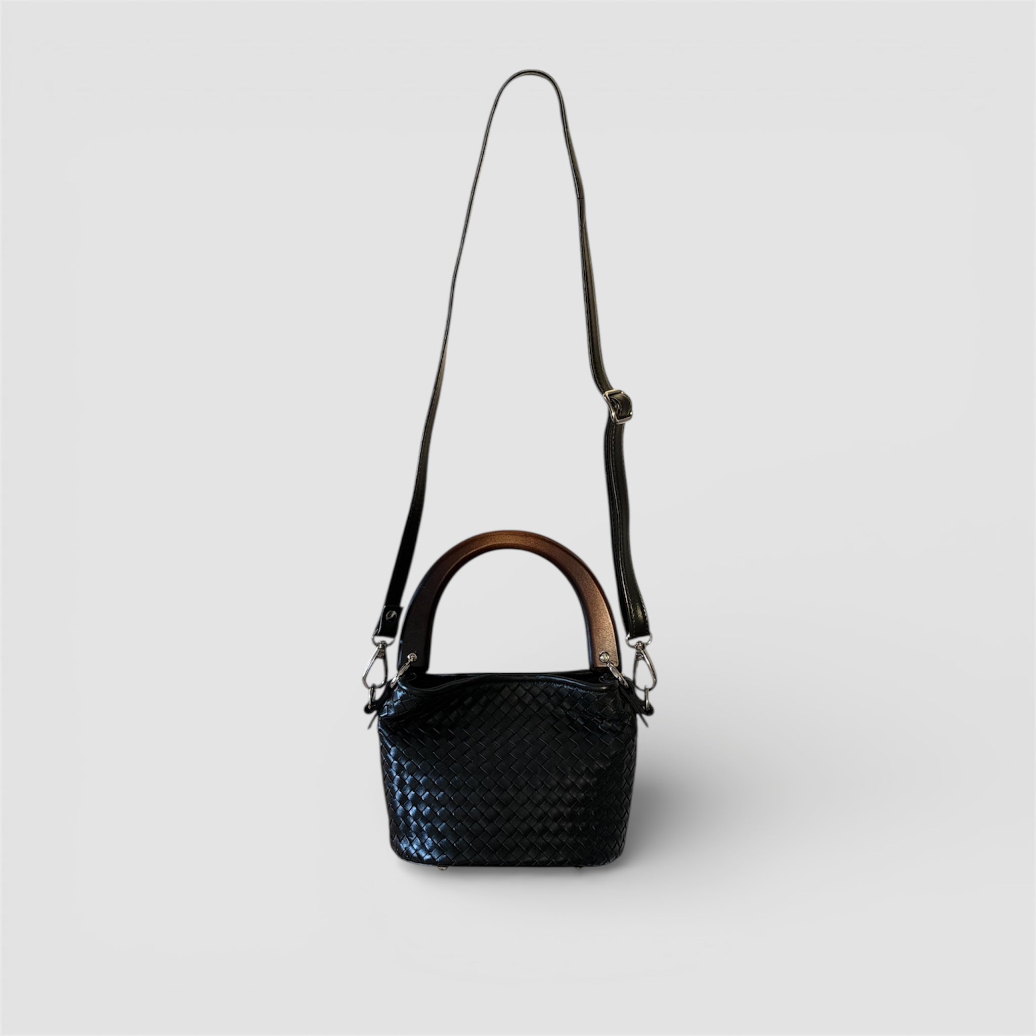 Ribichini Albero veske i håndflettet sort skinn med trehåndtak og justerbar skulderstropp, crossbody-bæring.