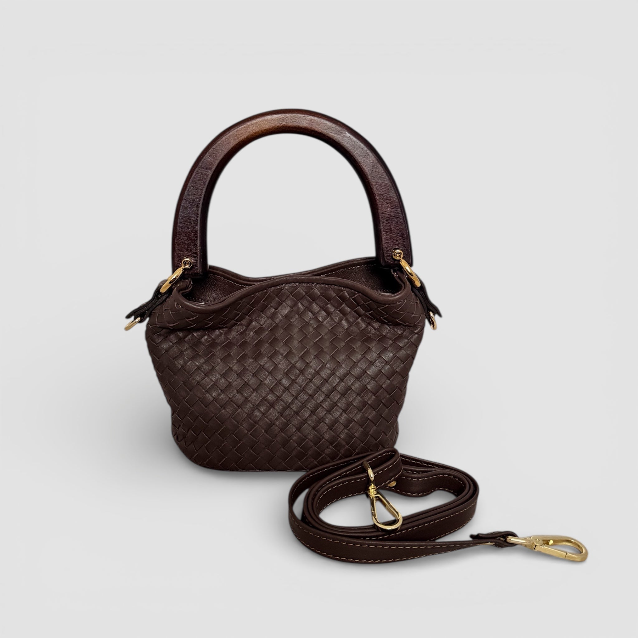 Ribichini Albero veske i håndflettet brunt skinn med trehåndtak og avtagbar skulderstropp, håndlaget i Italia.