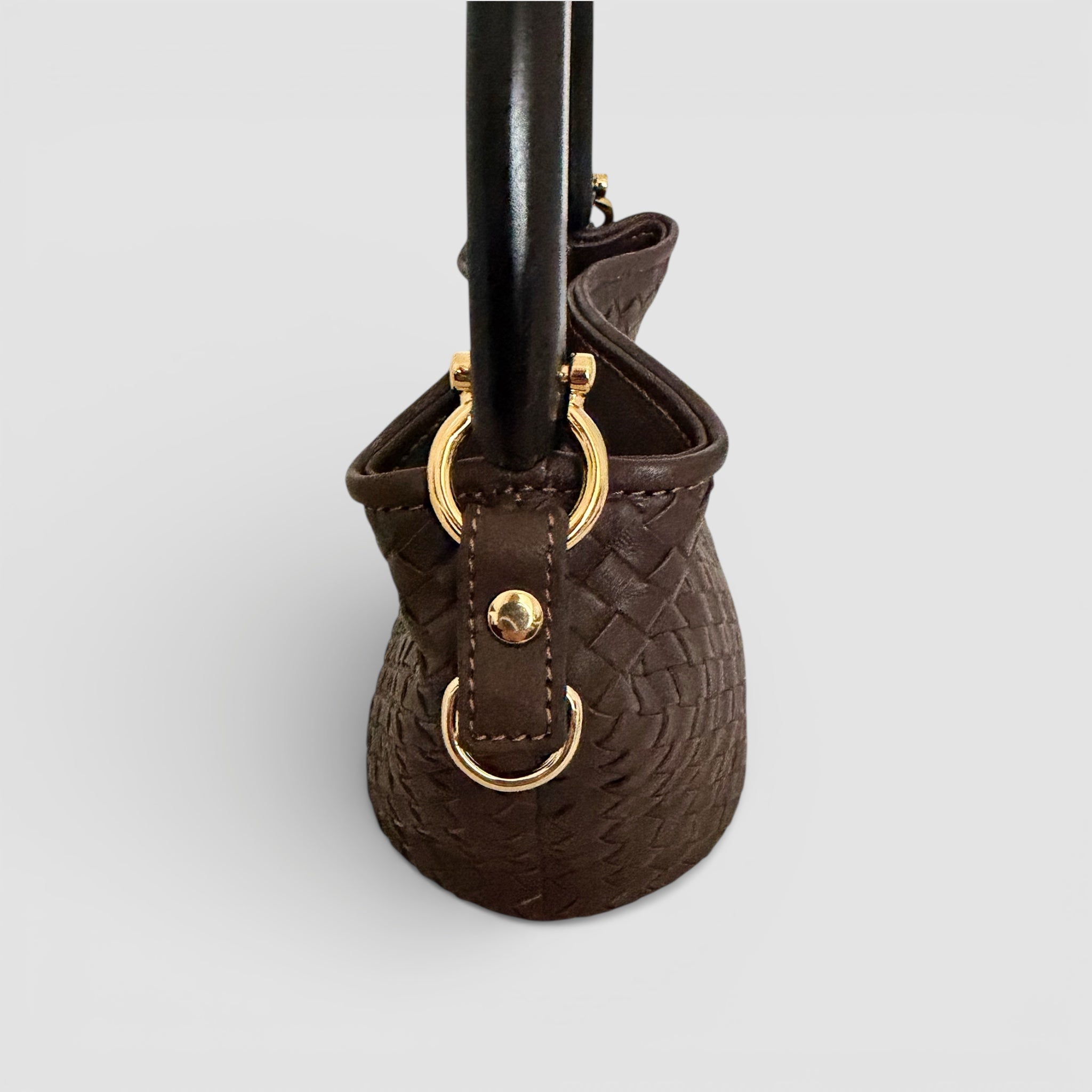 Gulldetaljer på Albaro skinnveske i brunt