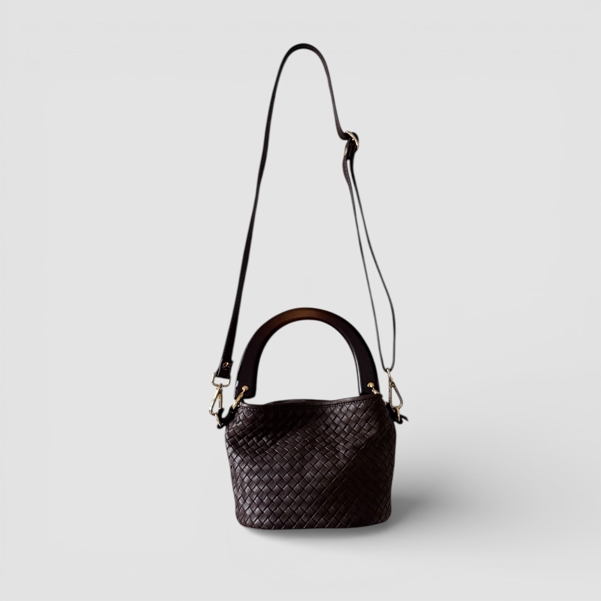 Ribichini Albero veske i håndflettet brunt skinn med trehåndtak og justerbar skulderstropp, crossbody-bæring.