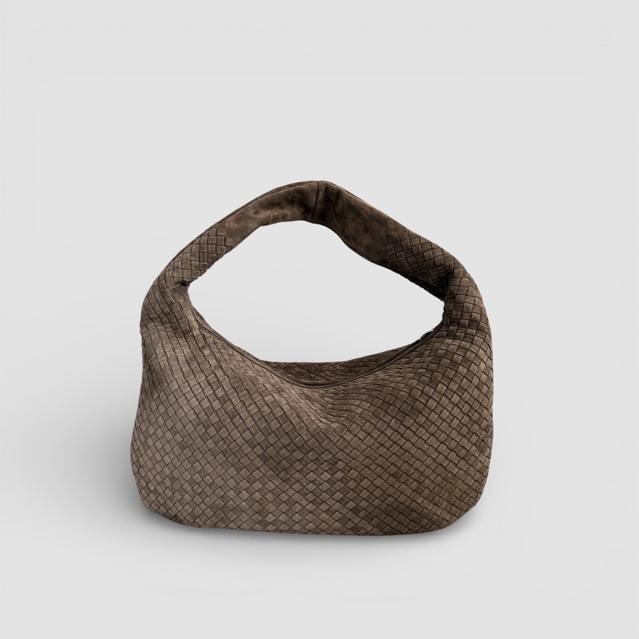 Ribichini Isola Royal Smoke i semsket skinn, håndflettet veske med myk form og elegant skulderhank.