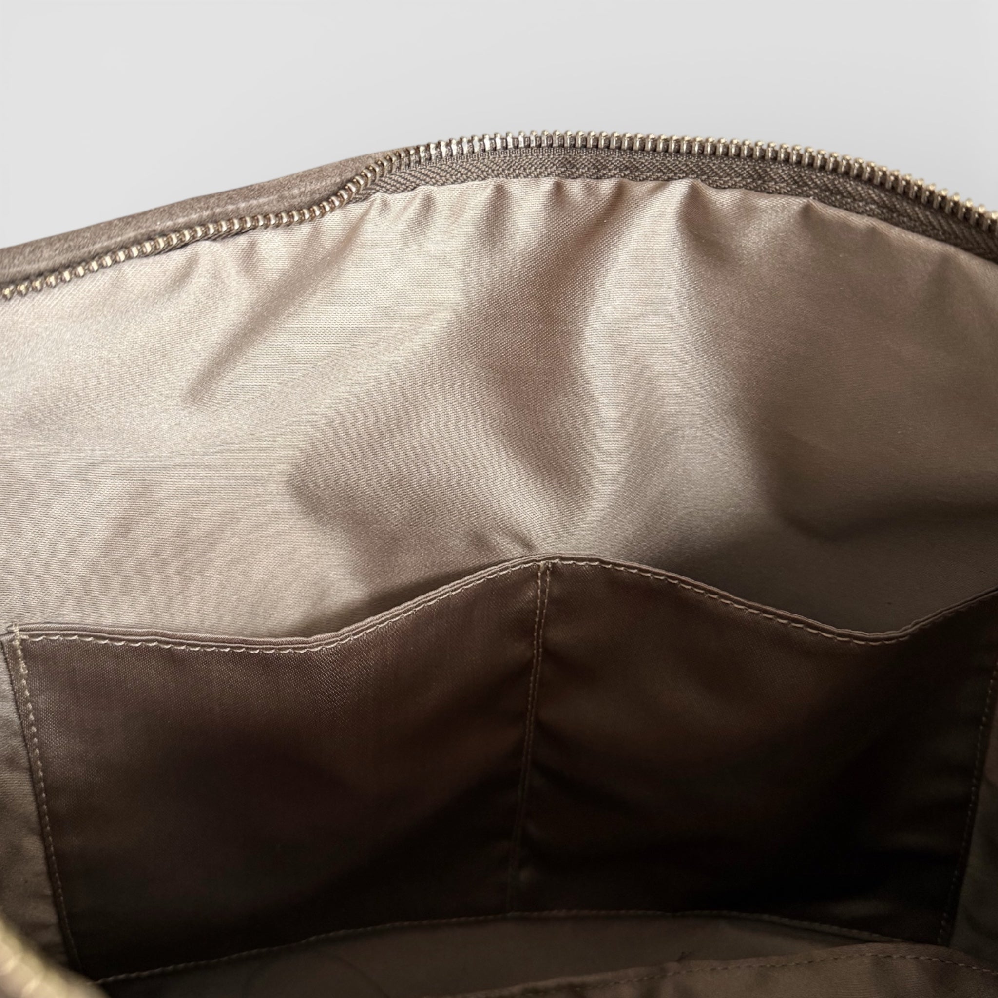 Innvendig oversiktsbilde av Ribichini Isola Royal Smoke med tekstilfôr, romslig hovedrom og åpne lommer.