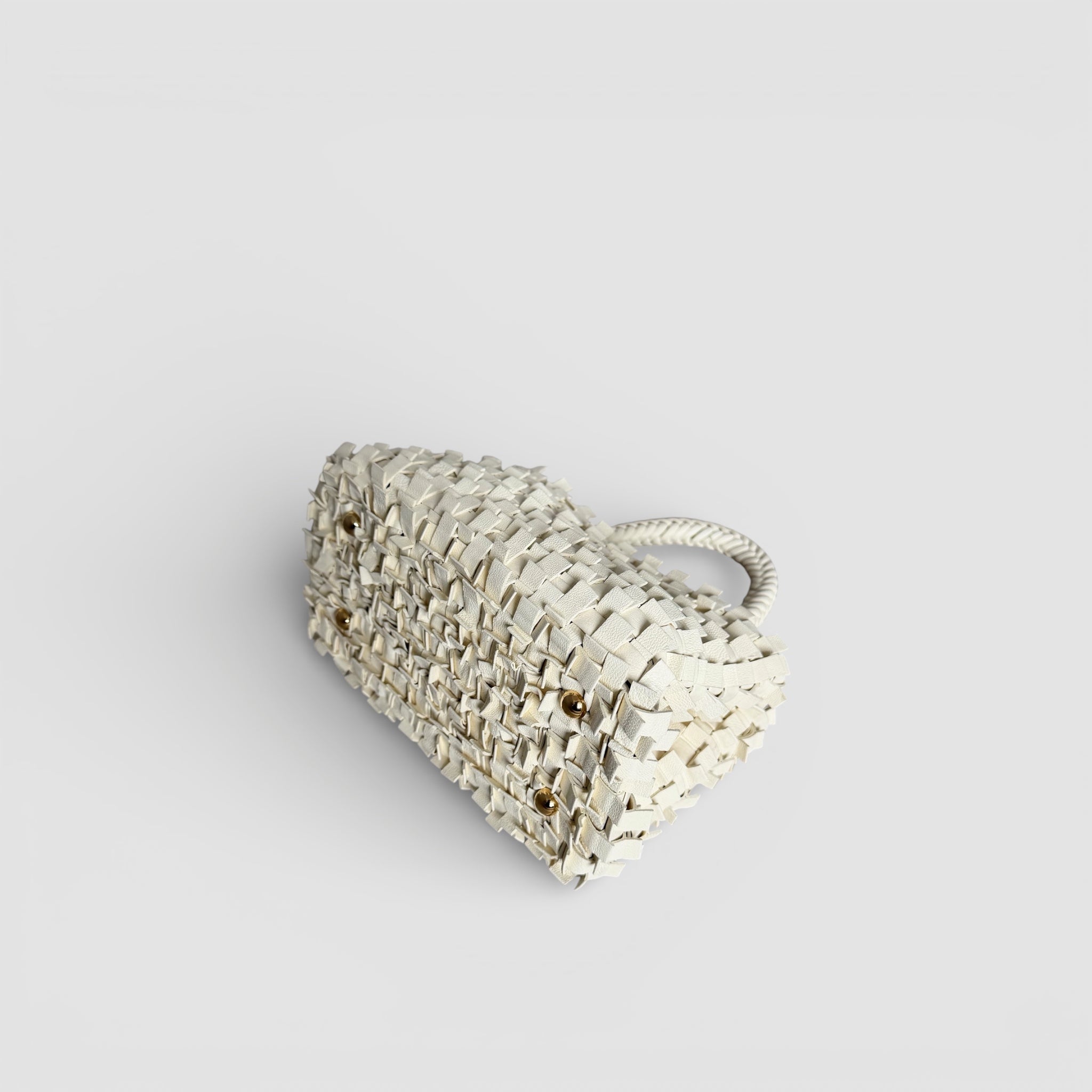 Ribimini Cream fra Ribichini sett nedenfra, håndflettet i plissé med stabil bunn og gullfargede knotter.