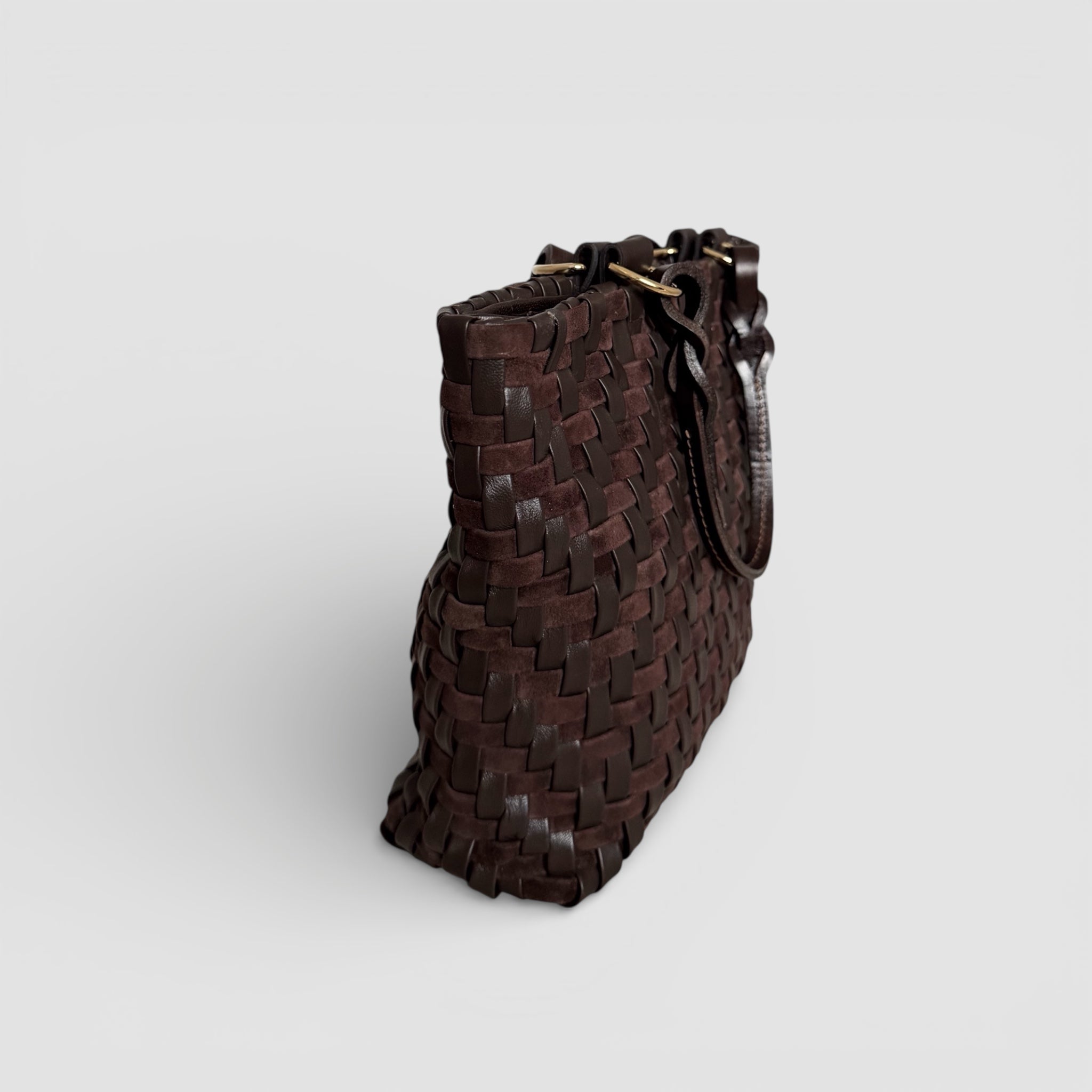 Ribichini Safari Lady Royal Chocolate sett fra siden, med håndflettet struktur i semsket og glatt skinn og faste hanker.