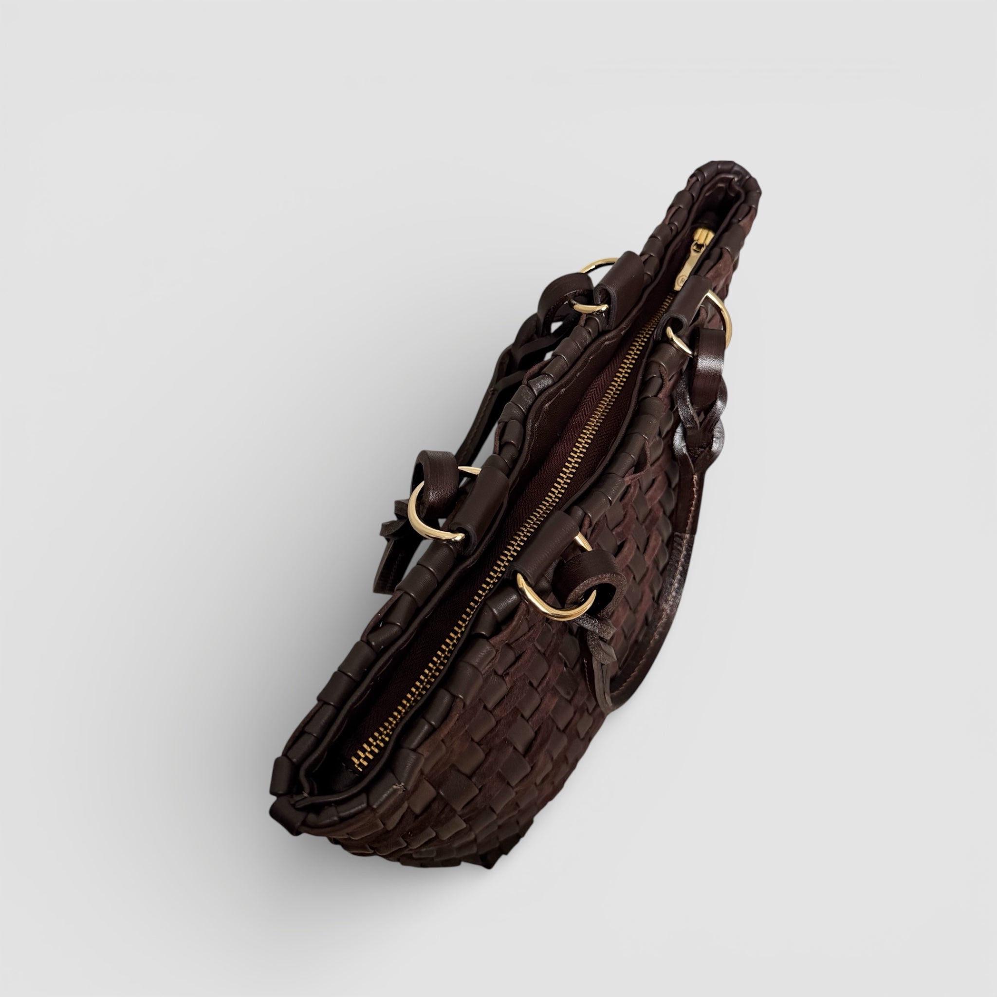 Ribichini Safari Lady Royal Chocolate sett ovenfra med glidelåslukking, håndflettet semsket og glatt skinn samt gullfargede detaljer.