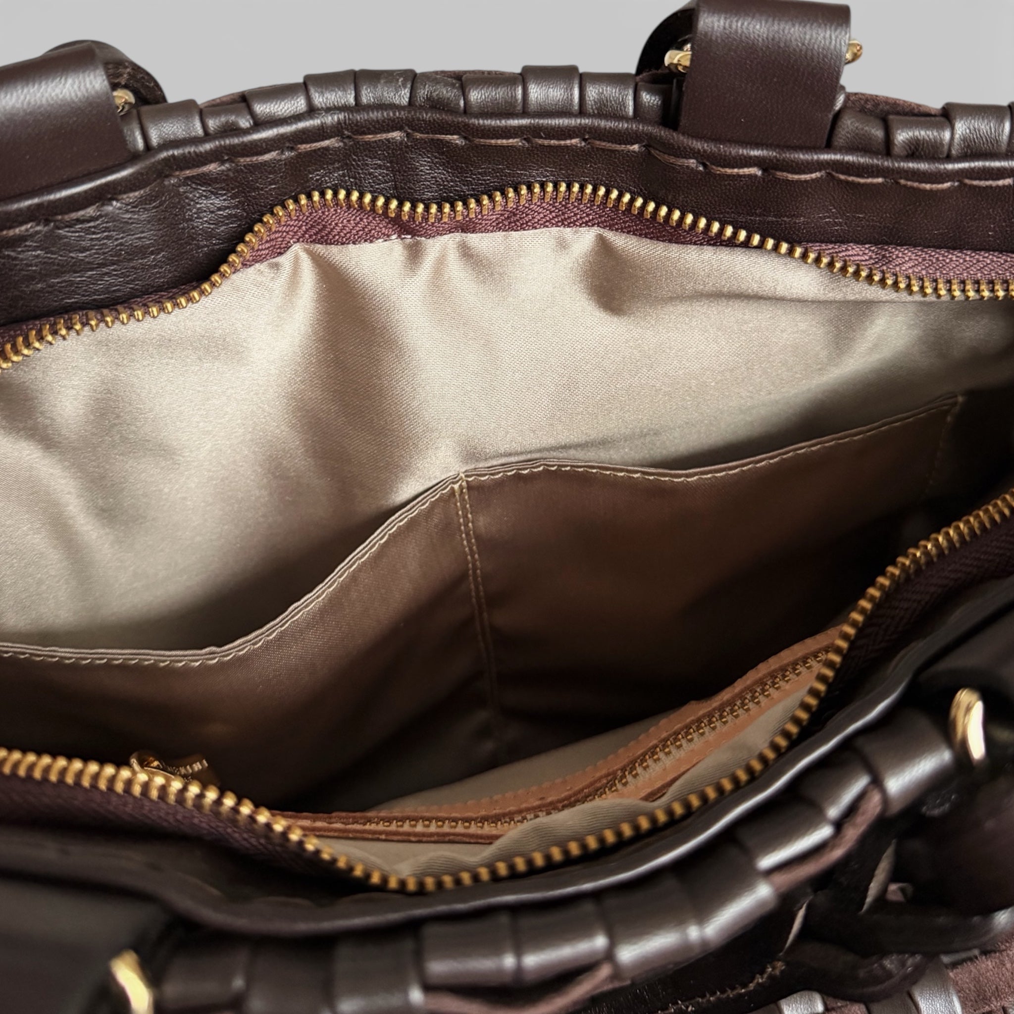 Innvendig detalj av Ribichini Safari Lady Royal Chocolate med tekstilfôr, innerlomme og glidelåslukking.