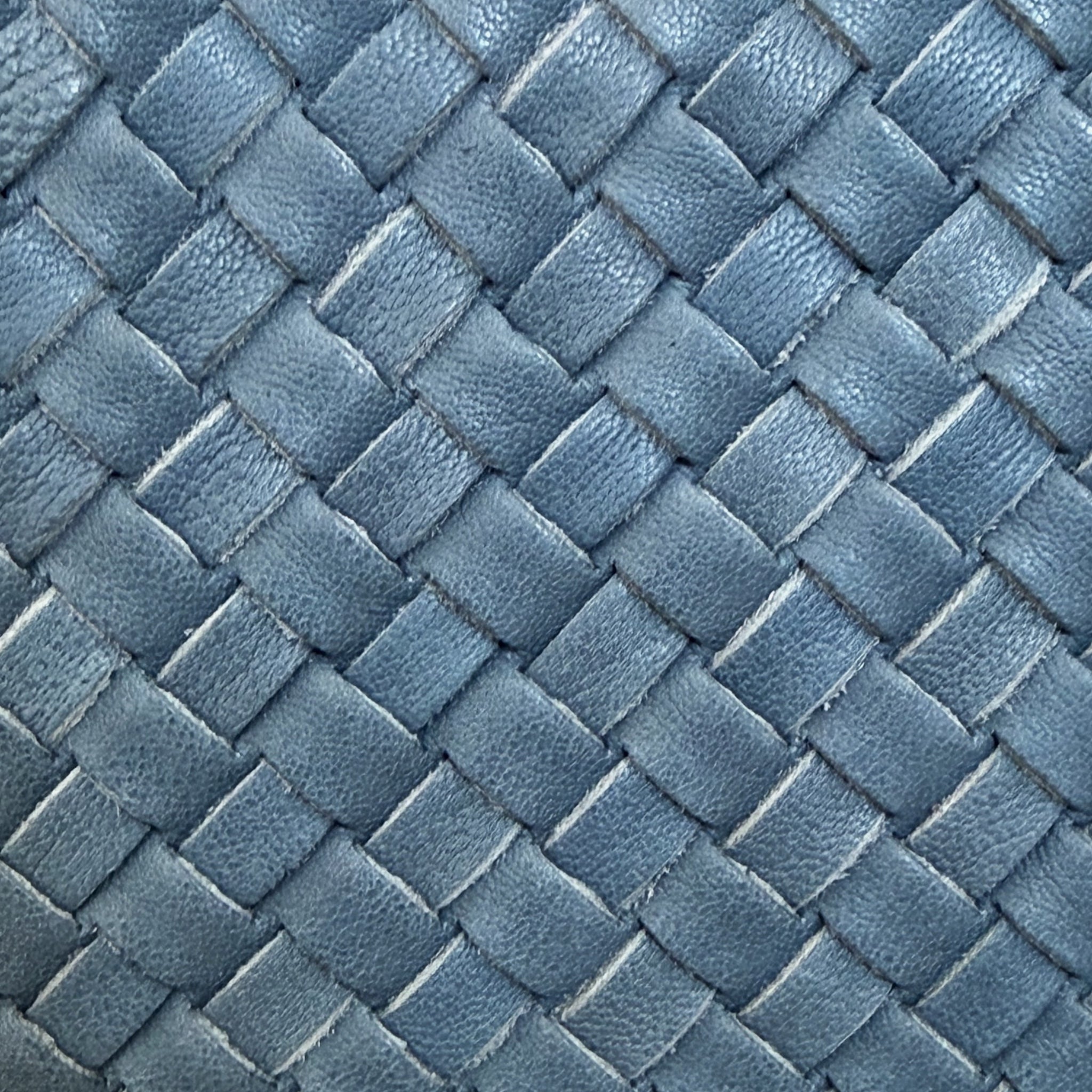 Detalj av flettet blått lavato lammeskinn på Ribichini Camper Clean Clutch Jeans.