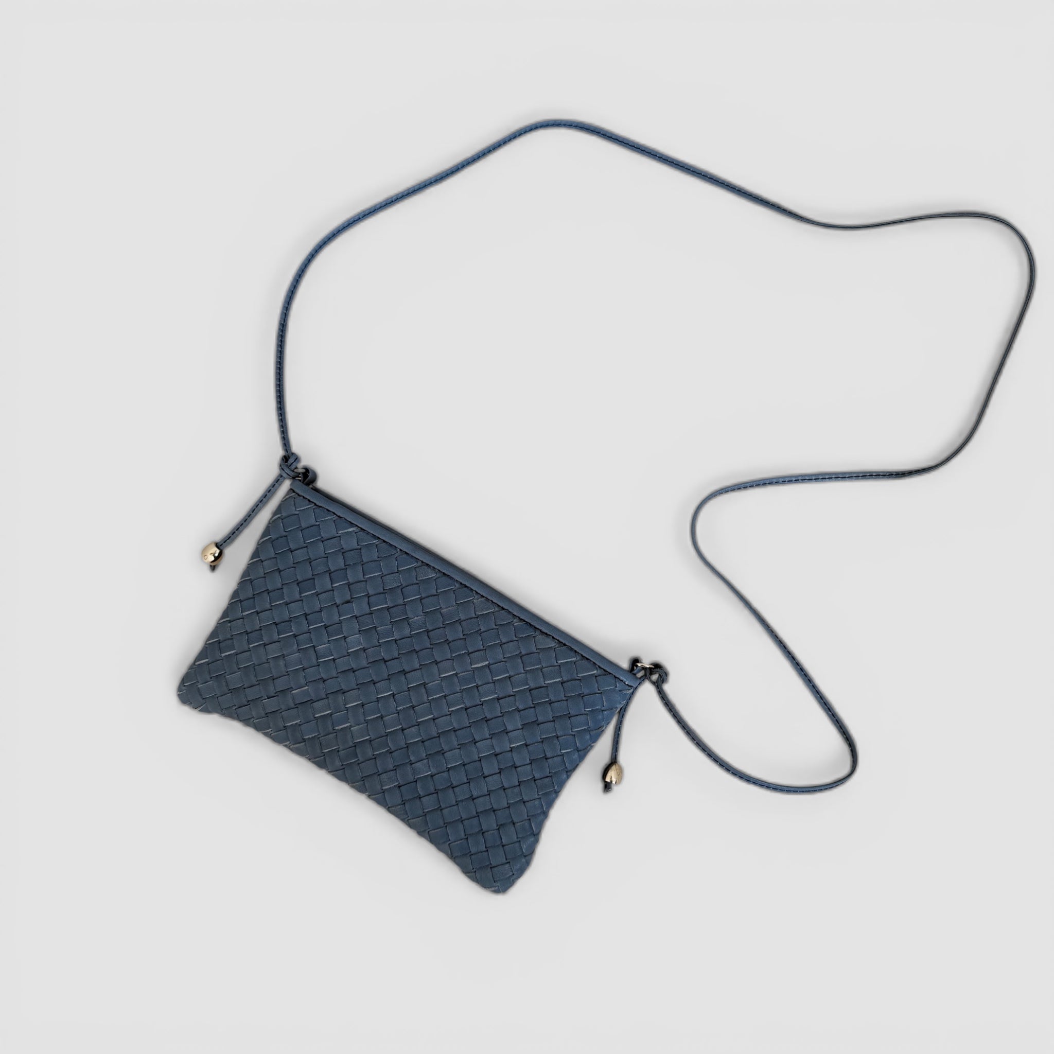 Ribichini Camper Clean Clutch Jeans i blått lavato lammeskinn med flettet struktur og lang skulderrem.