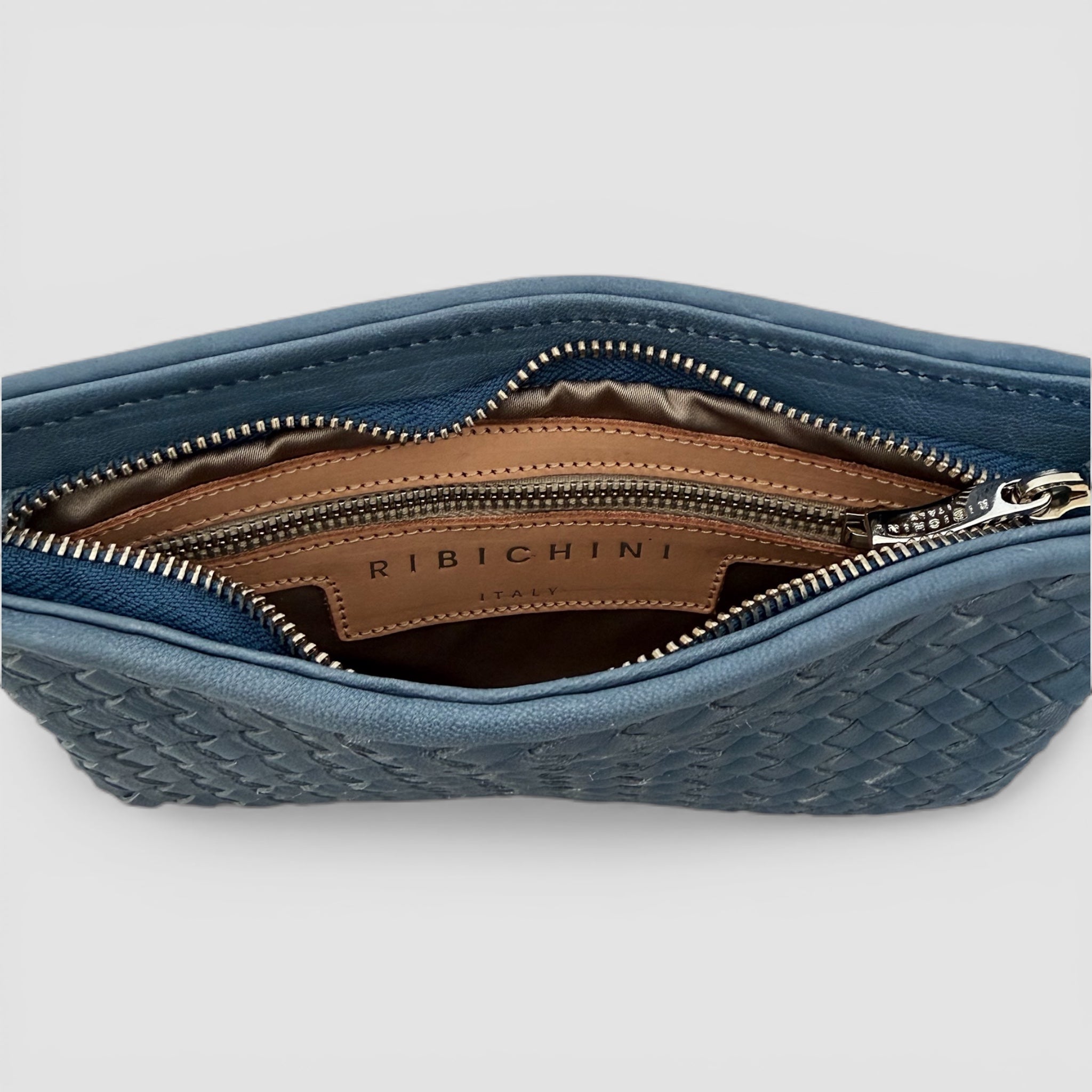 Ribichini Camper Clean Clutch Jeans med glidelås og innvendig lomme, i blått lavato lammeskinn med logo-detalj.