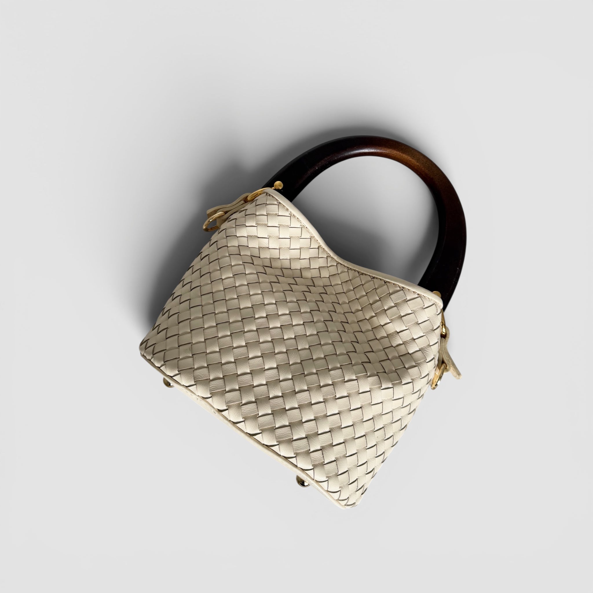 Ribichini Albero Cream håndflettet italiensk skinnveske i lammeskinn sett ovenfra med trebøylehåndtak