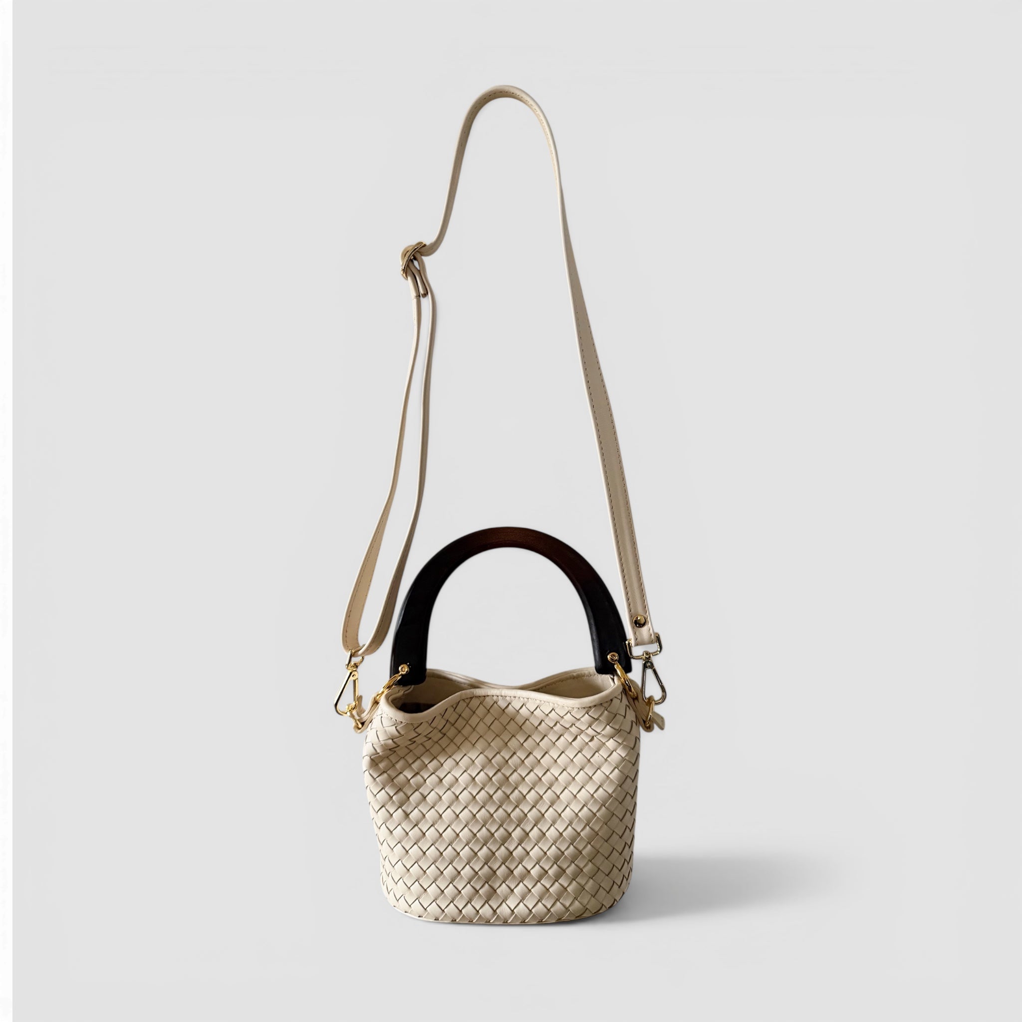 Ribichini Albero Cream håndflettet italiensk skinnveske i lammeskinn med mørkt trebøylehåndtak og avtagbar skulderstropp