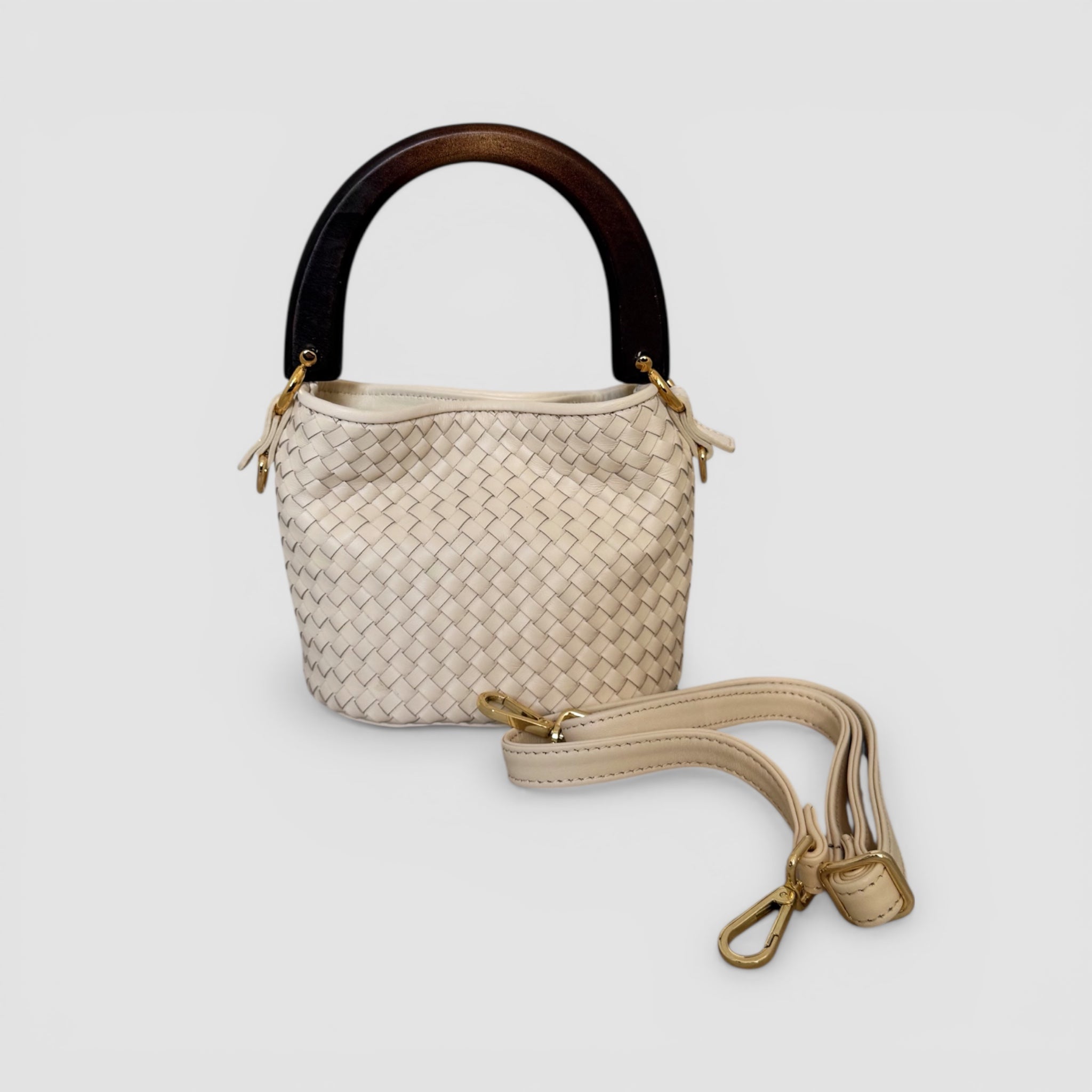 Ribichini Albero Cream håndflettet italiensk skinnveske i lammeskinn med mørkt trebøylehåndtak og avtagbar skulderstropp