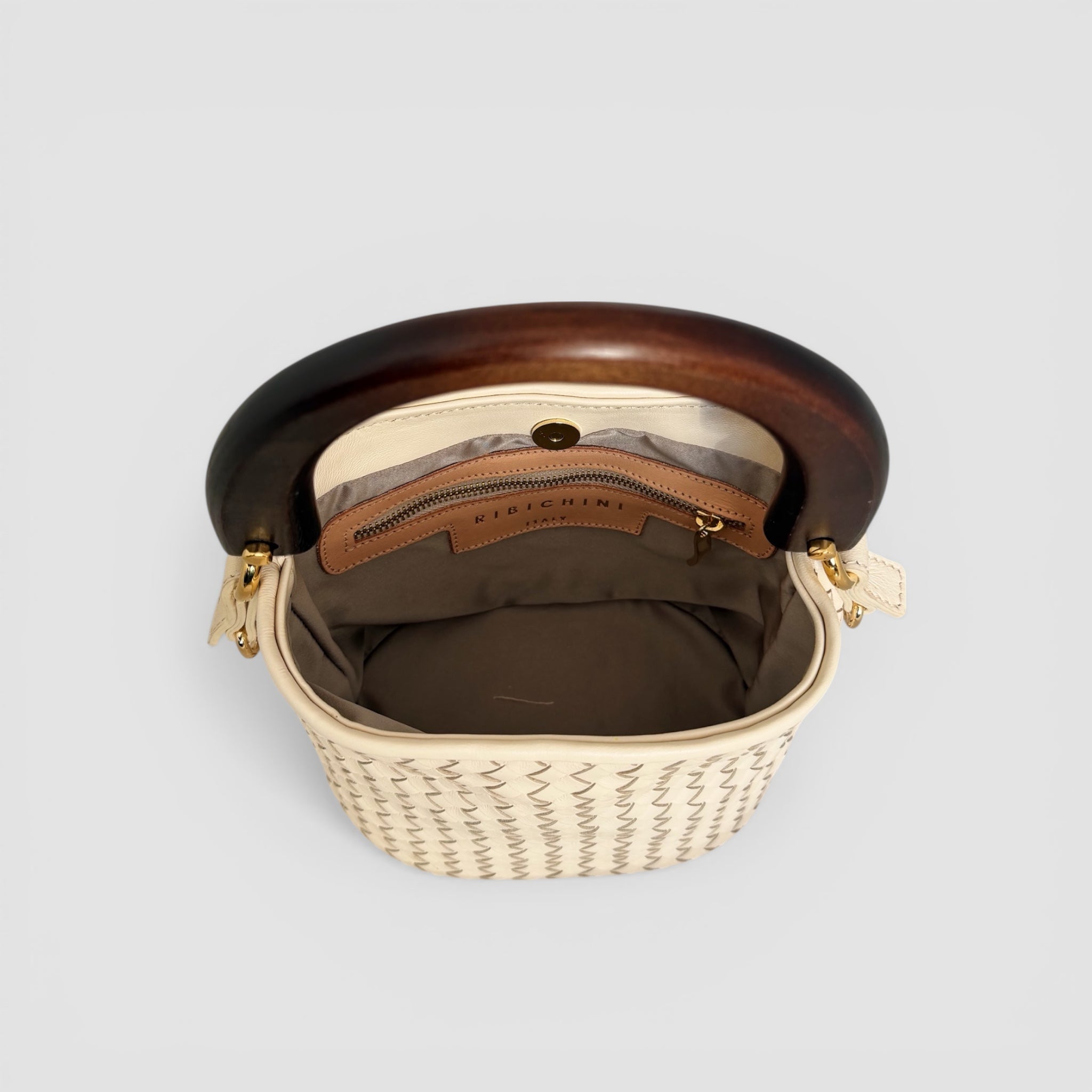 Ribichini Albero Cream håndflettet italiensk skinnveske i lammeskinn med trebøylehåndtak og innerlomme med glidelås