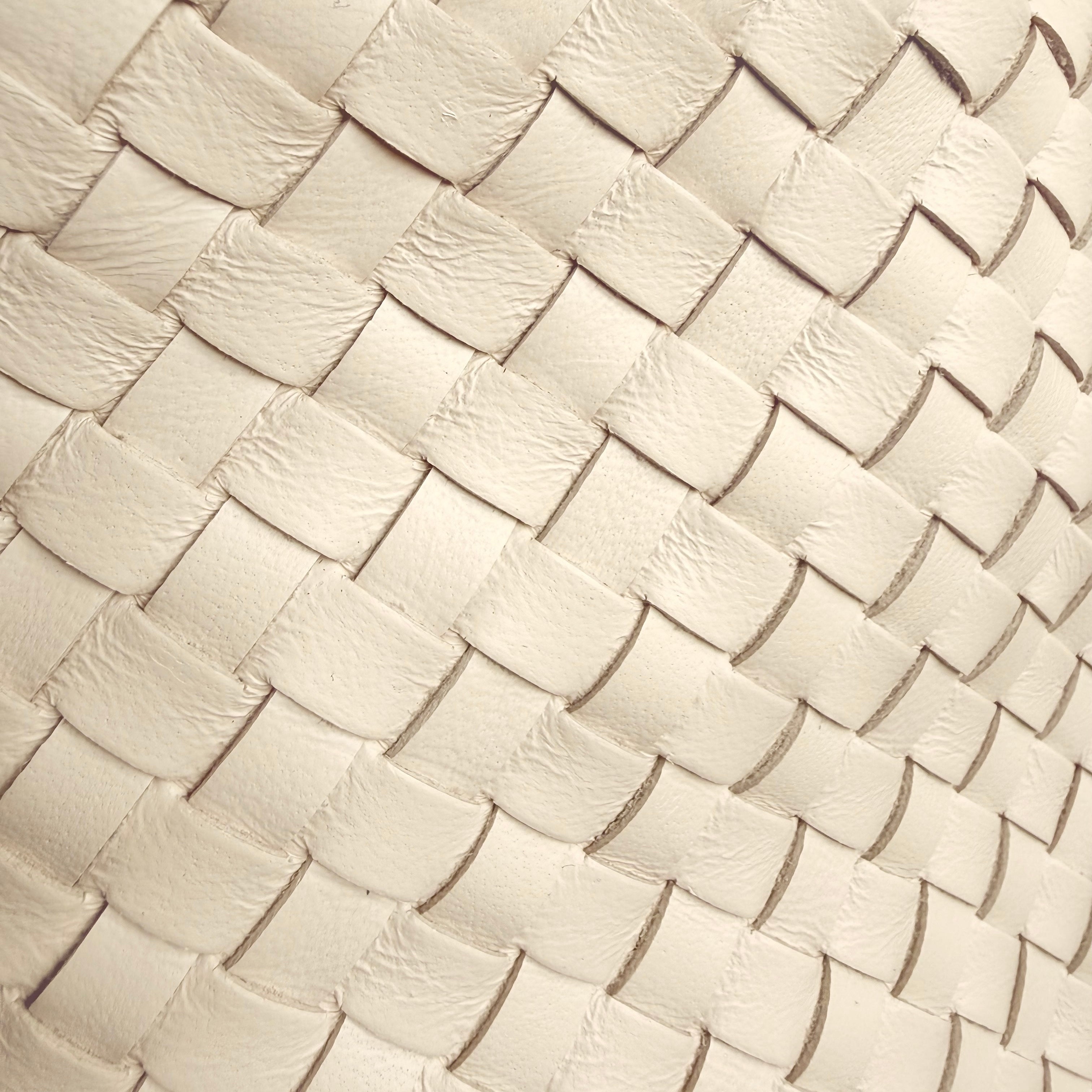 Detalj av håndflettet lammeskinn på Ribichini Albero Cream håndlaget italiensk skinnveske