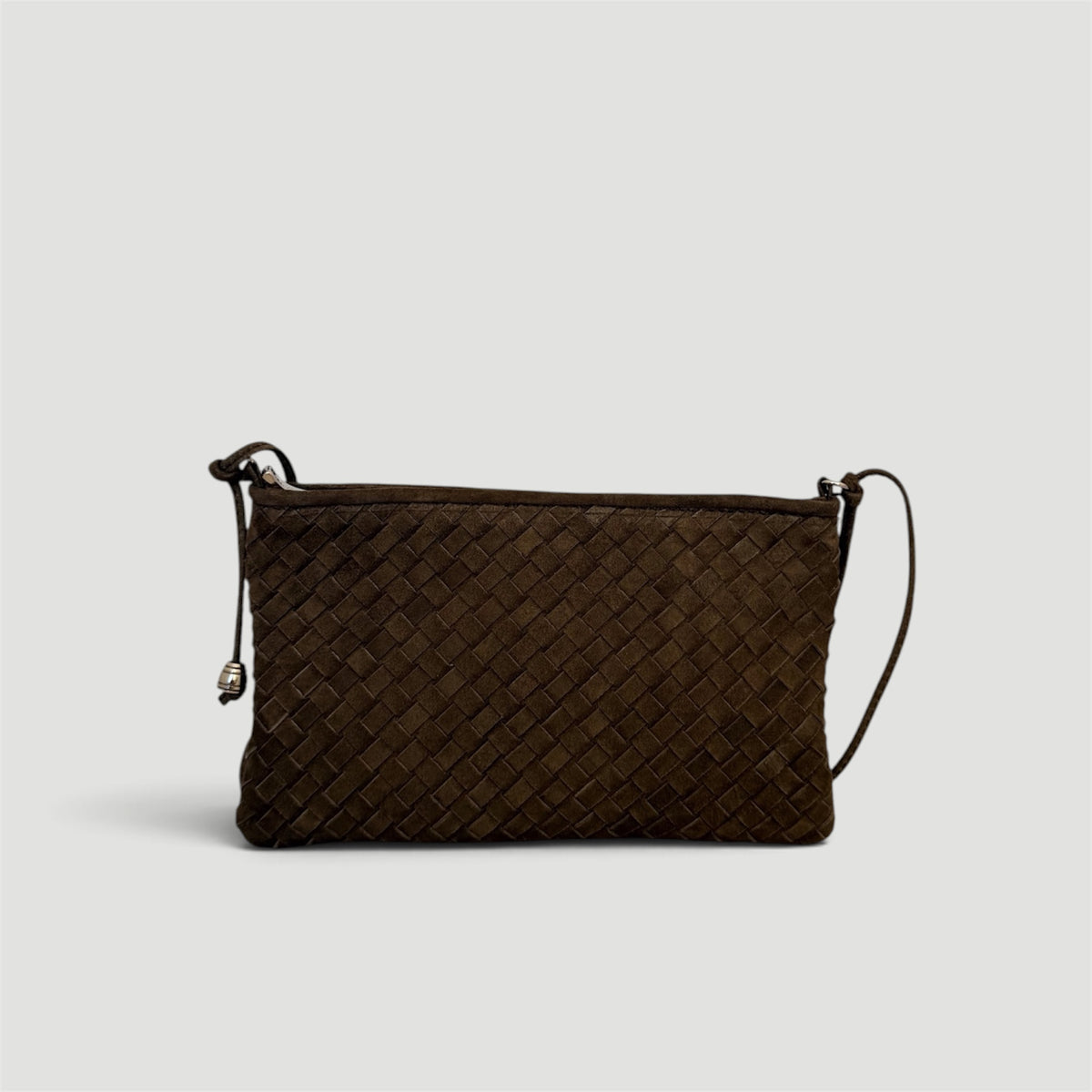 Ribichini Camper Clutch Suede Olive – håndflettet clutch i mørk olivengrønn semsket skinn med avtakbar skulderrem.