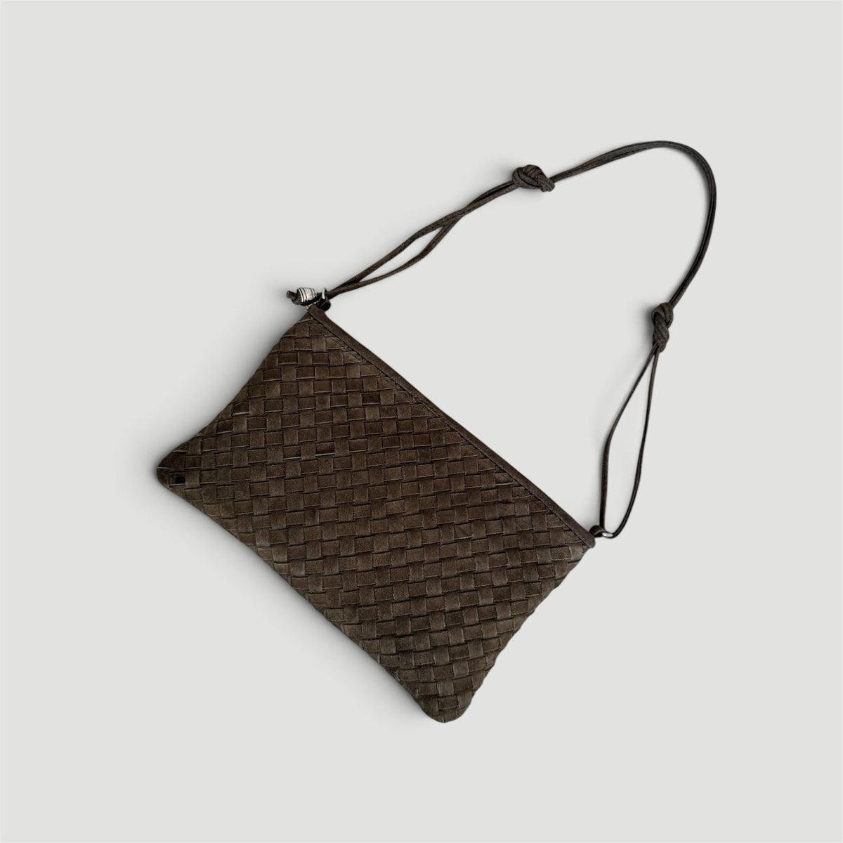 Ribichini Camper Clutch Suede Olive – håndflettet clutch i olivengrønt semsket skinn med kort, justerbar skulderrem.