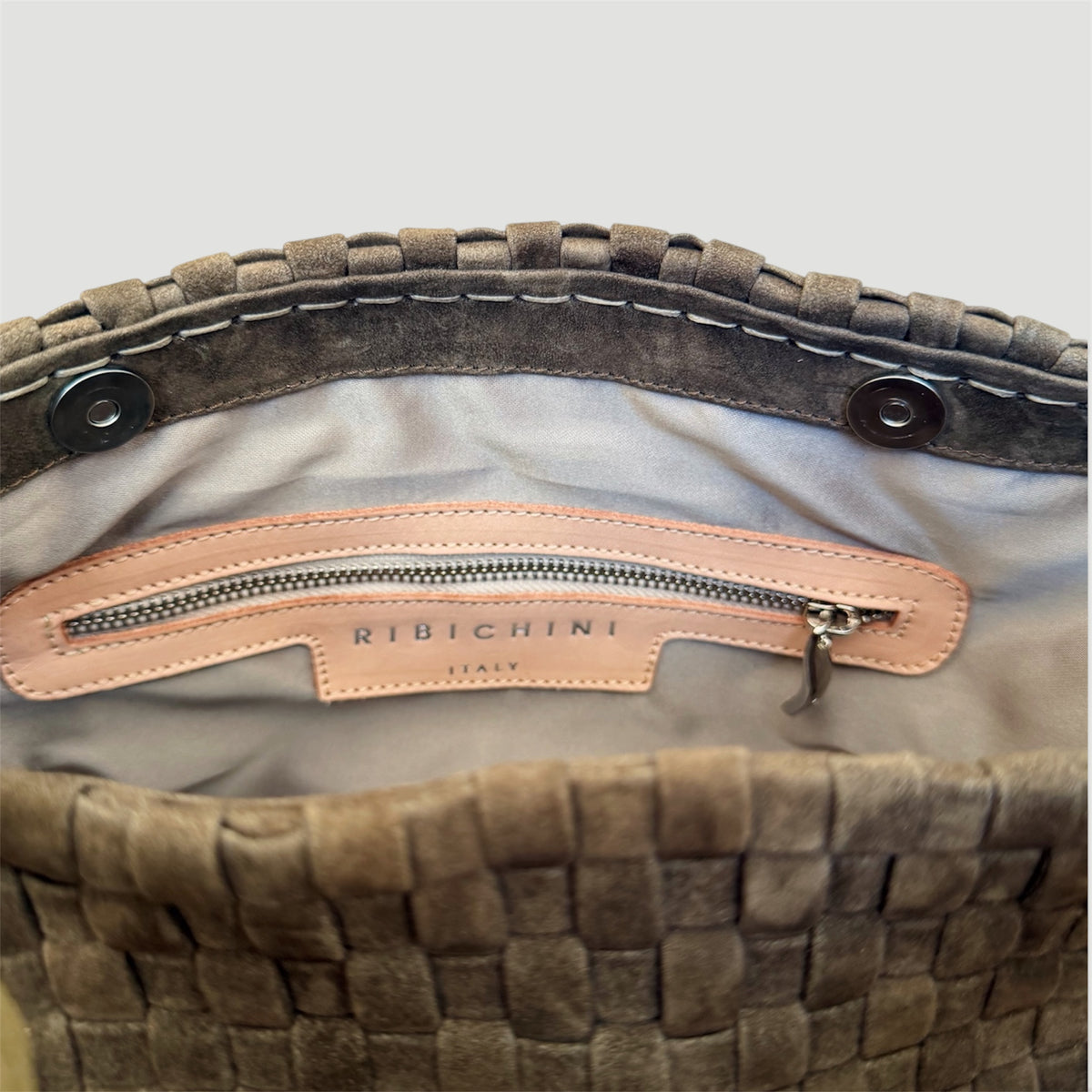 Ribichini Camper Suede Olive – detaljbilde av innsiden med magnetlukking, glidelåslomme og Ribichini Italy-logo.