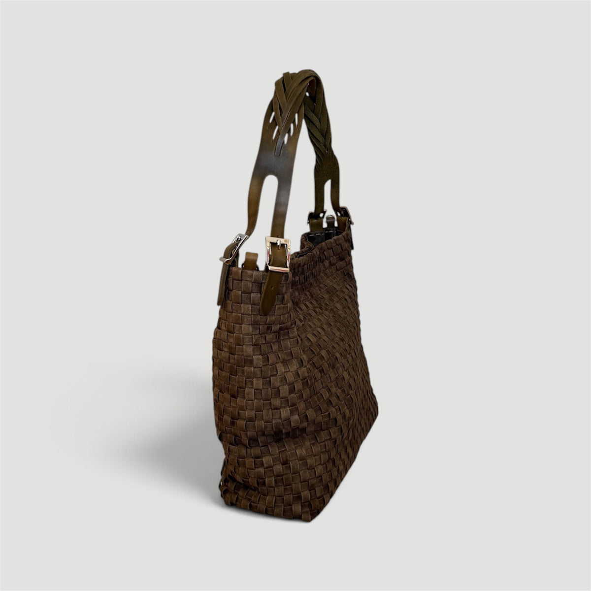 Ribichini Camper Suede Olive – sidevisning av håndflettet skulderveske i olivengrønt semsket lammeskinn med flettede hanker.
