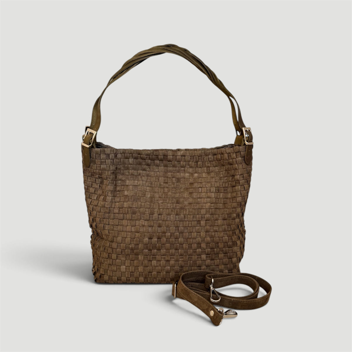 Ribichini Camper Suede Olive – håndflettet skulderveske i olivengrønt semsket lammeskinn med avtakbar skulderrem.