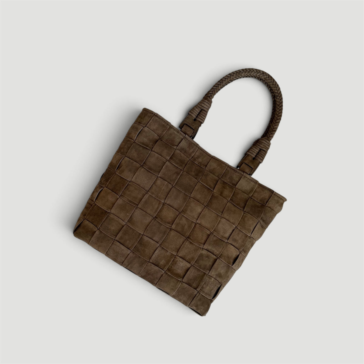Ribichini Square Babe Suede Olive – håndflettet veske i olivengrønt semsket lammeskinn, sett ovenfra med flettet hank.