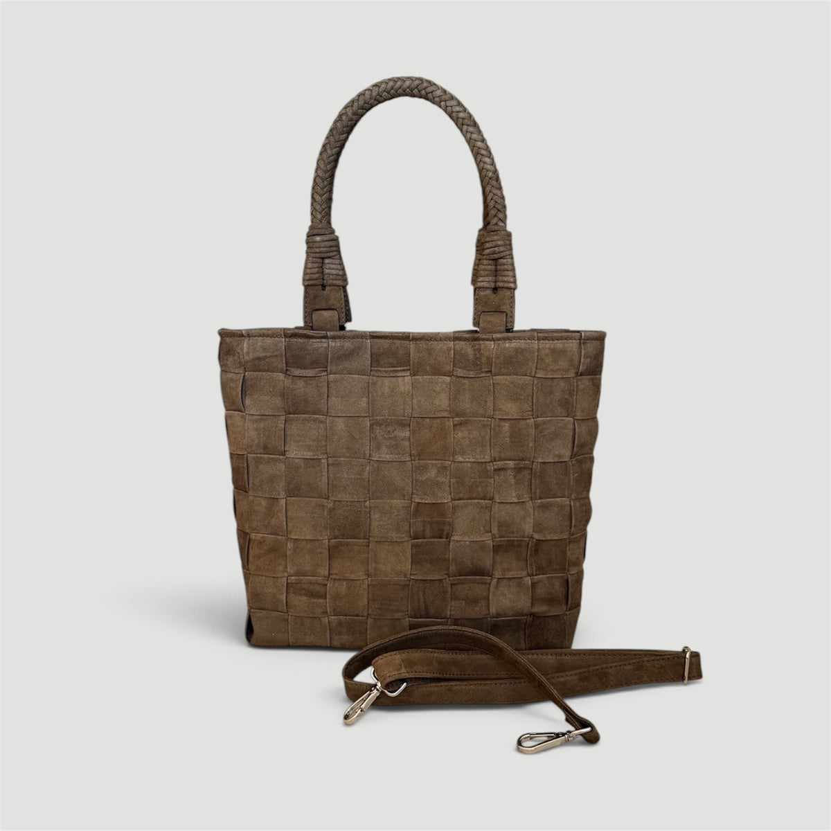 Ribichini Square Babe Suede Olive – håndflettet veske i olivengrønt semsket lammeskinn med avtakbar skulderrem og flettet hank.