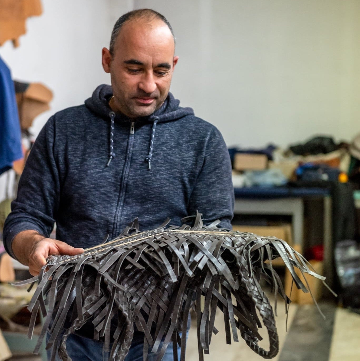 Håndflettet skinnveske under produksjon i Marche Italia Ribichini