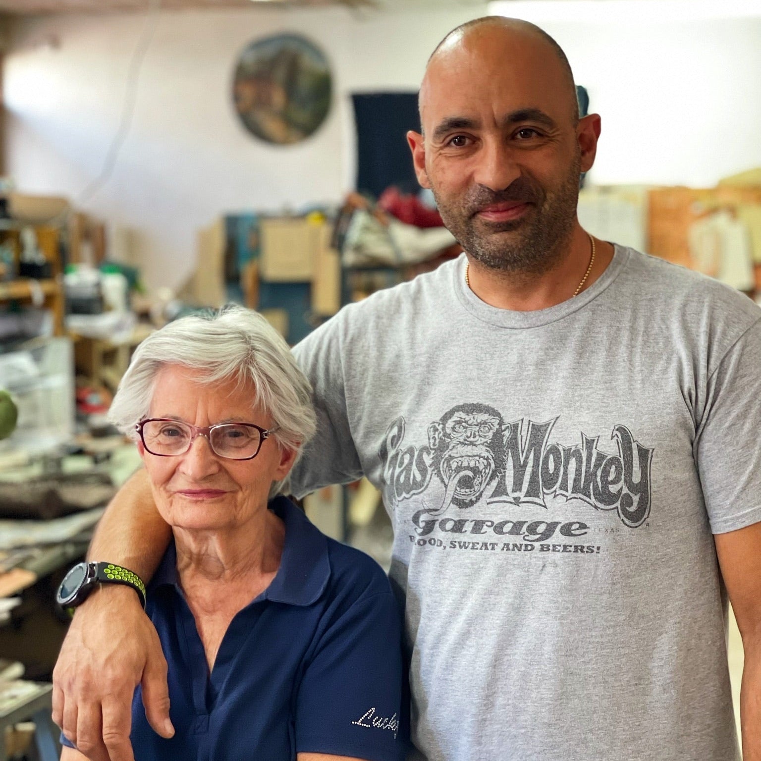 Andrea Ribichini og hans mor i verkstedet hvor Ribichini-vesker håndlages i Italia