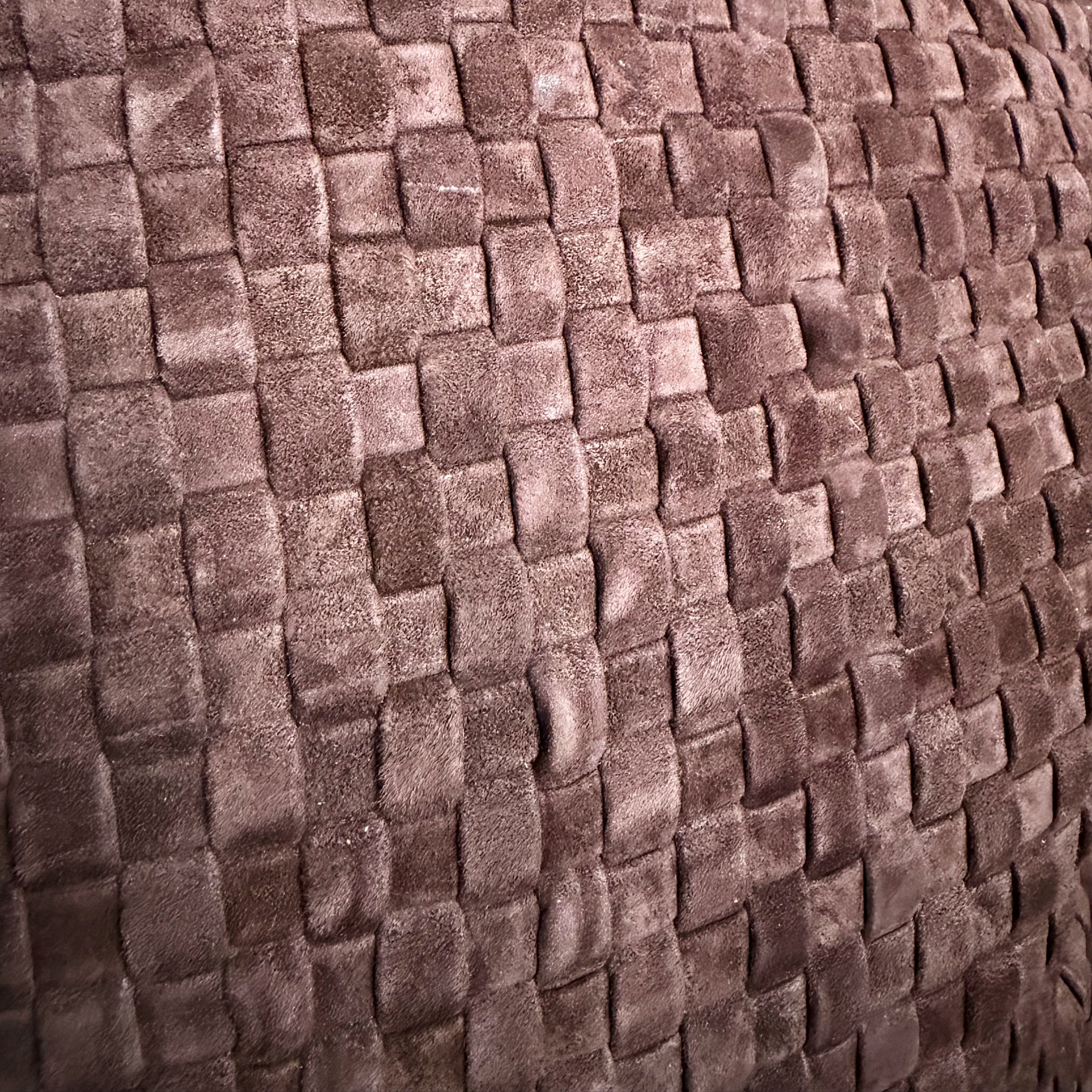 Detaljbilde av Ribichini Camper Chocolate i semsket håndflettet italiensk skinn