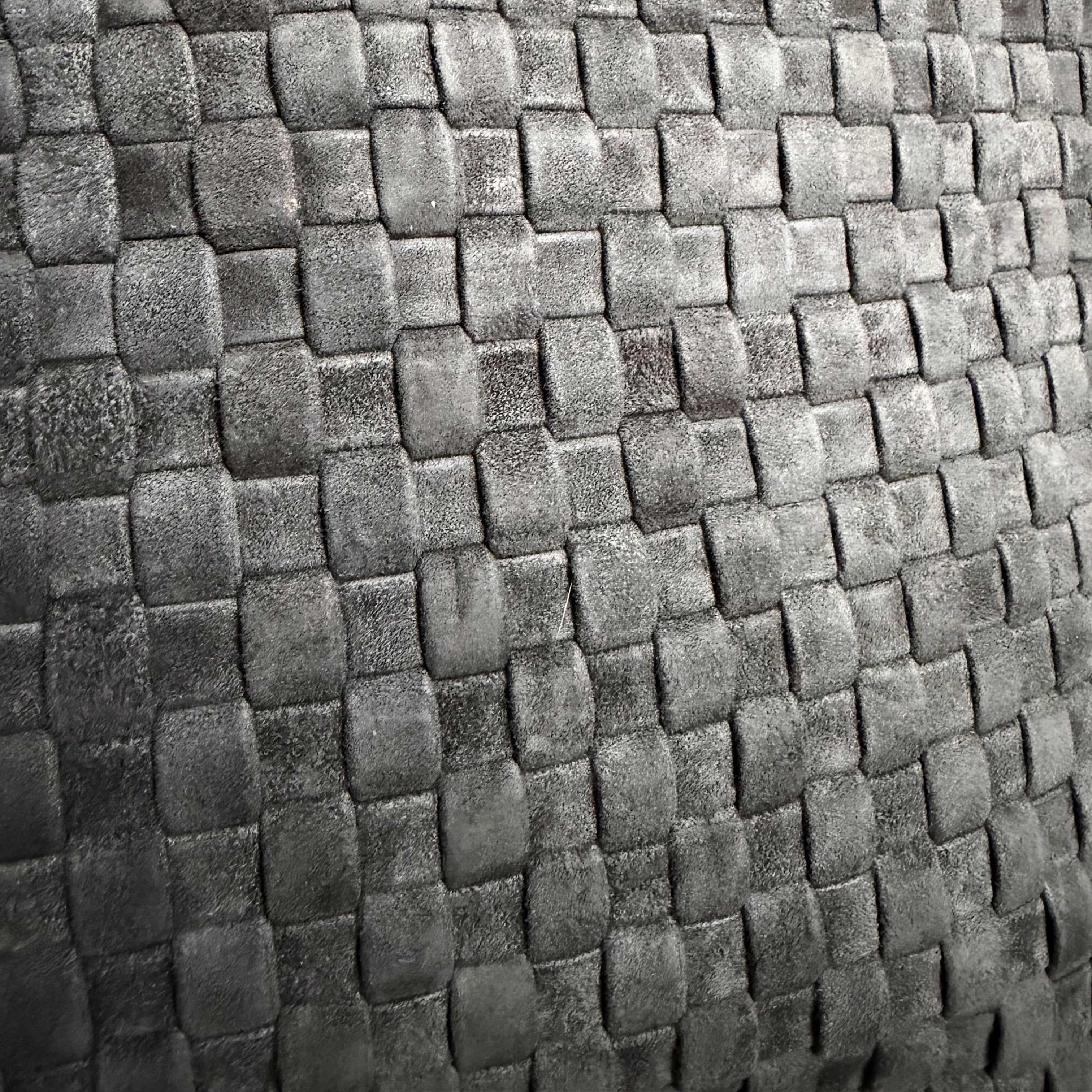 Detaljbilde av Ribichini Camper Graphite i semsket håndflettet italiensk skinn
