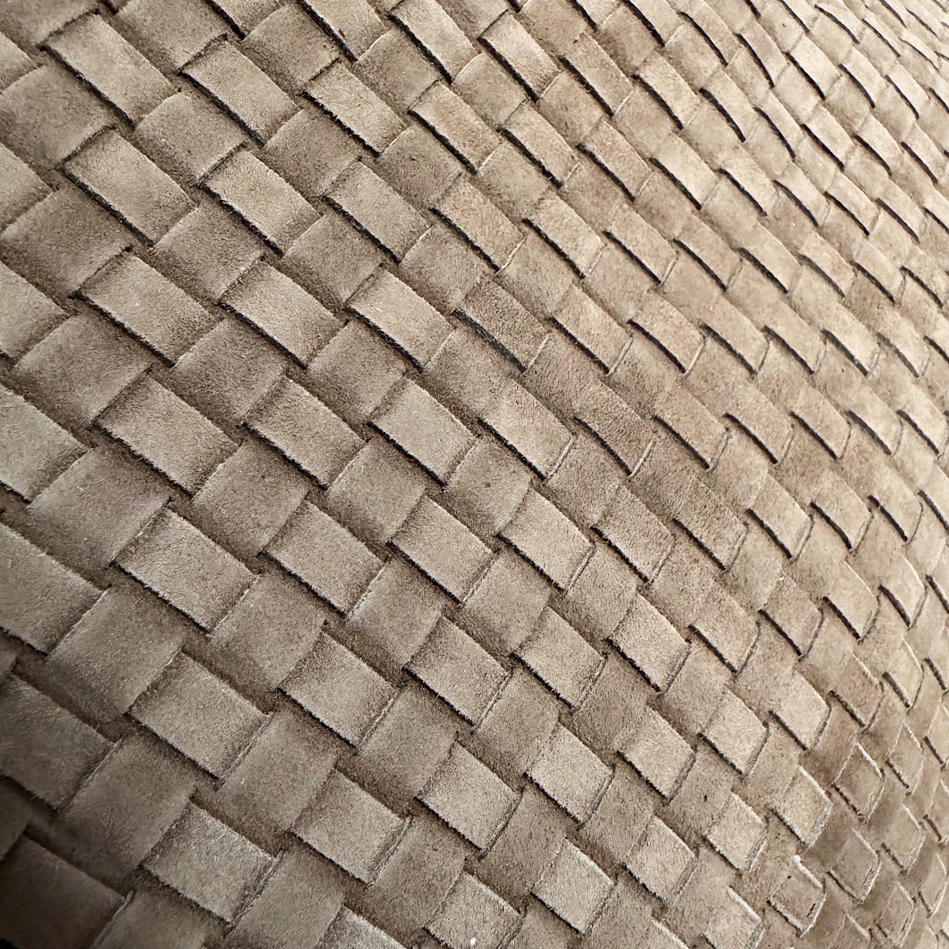 Detaljbilde av Ribichini Isola Royal Terra i semsket håndflettet italiensk skinn