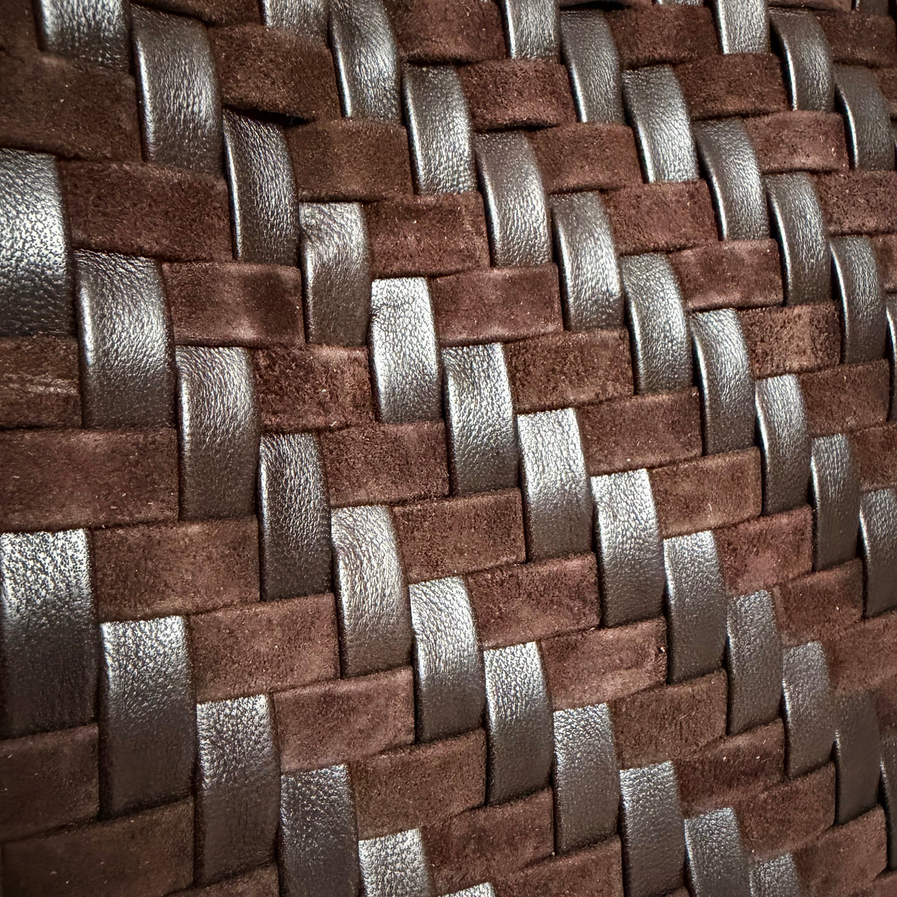 Detaljbilde av Ribichini Safari Lady Royal Chocolate i håndflettet glatt og semsket skinn