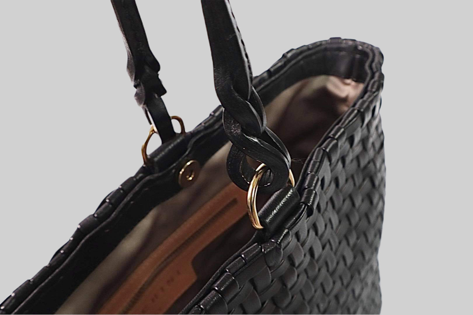 Ribichini Safari-skinnveskens vakre gulldetaljer på hankene gir den en unik og stilig stil, som skiller den fra andre vesker og gir den et luksuriøst preg.