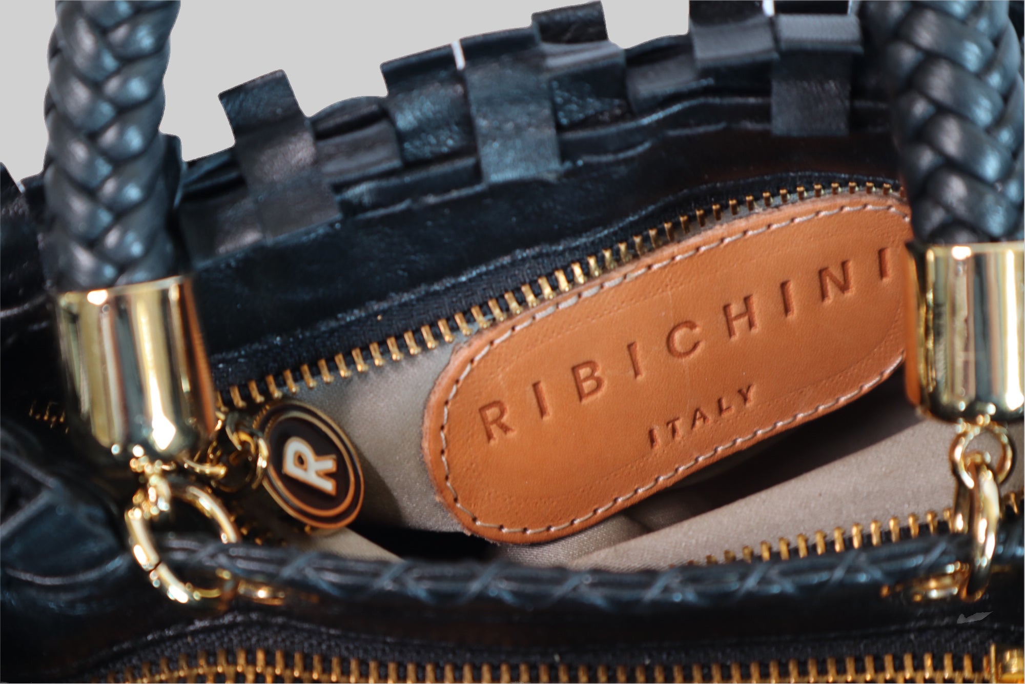 Ribimini-vesken: Dobbelrom med silkemykt fôr, sikret av glidelåser for dine essensielle.