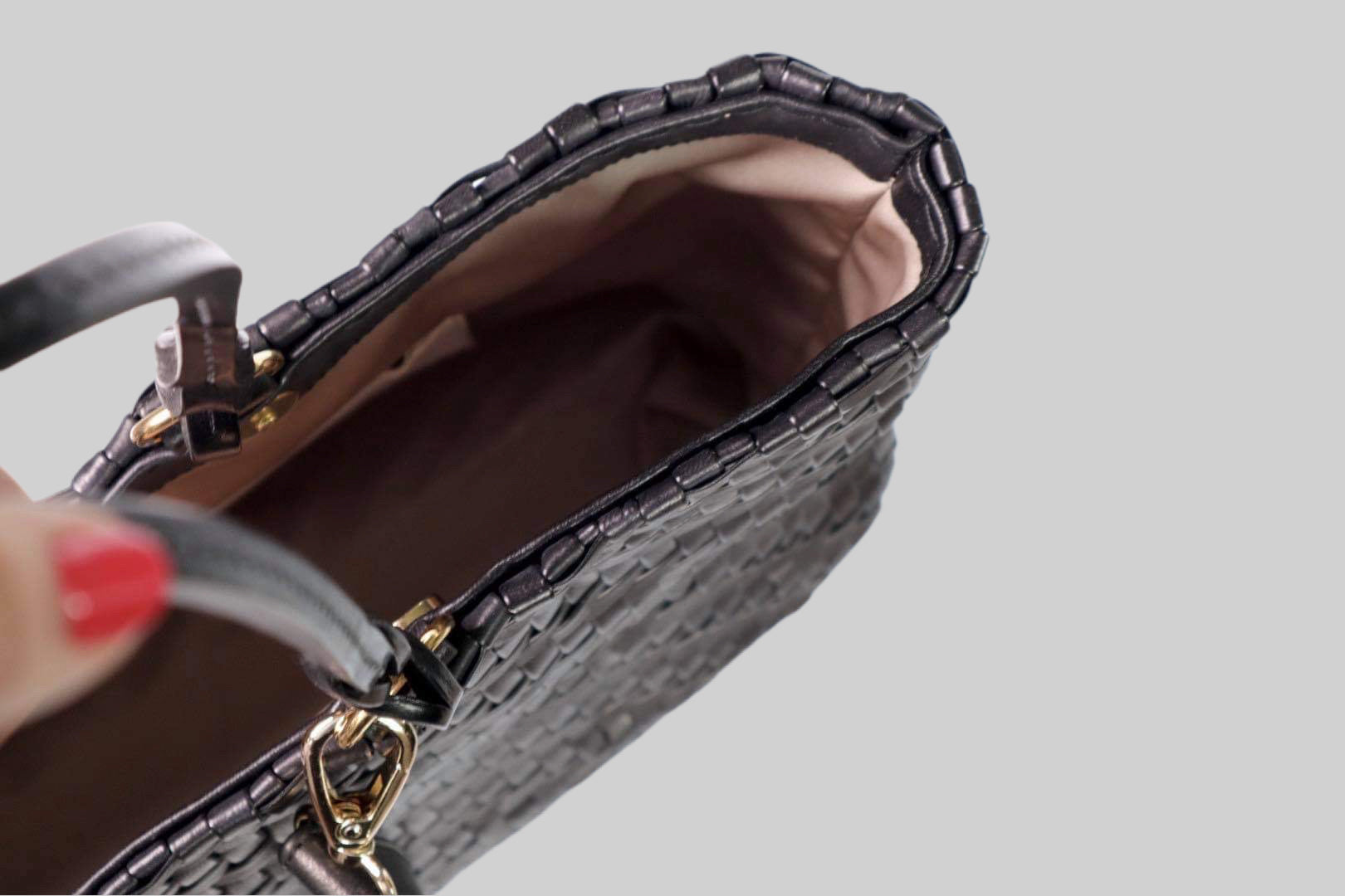 Ved å se Ribichini Safari-vesken fra et fugleperspektiv, får du en god oversikt over dens form, størrelse og design, og kan sette pris på det estetiske og håndverksmessige arbeidet som er lagt ned i produksjonen.