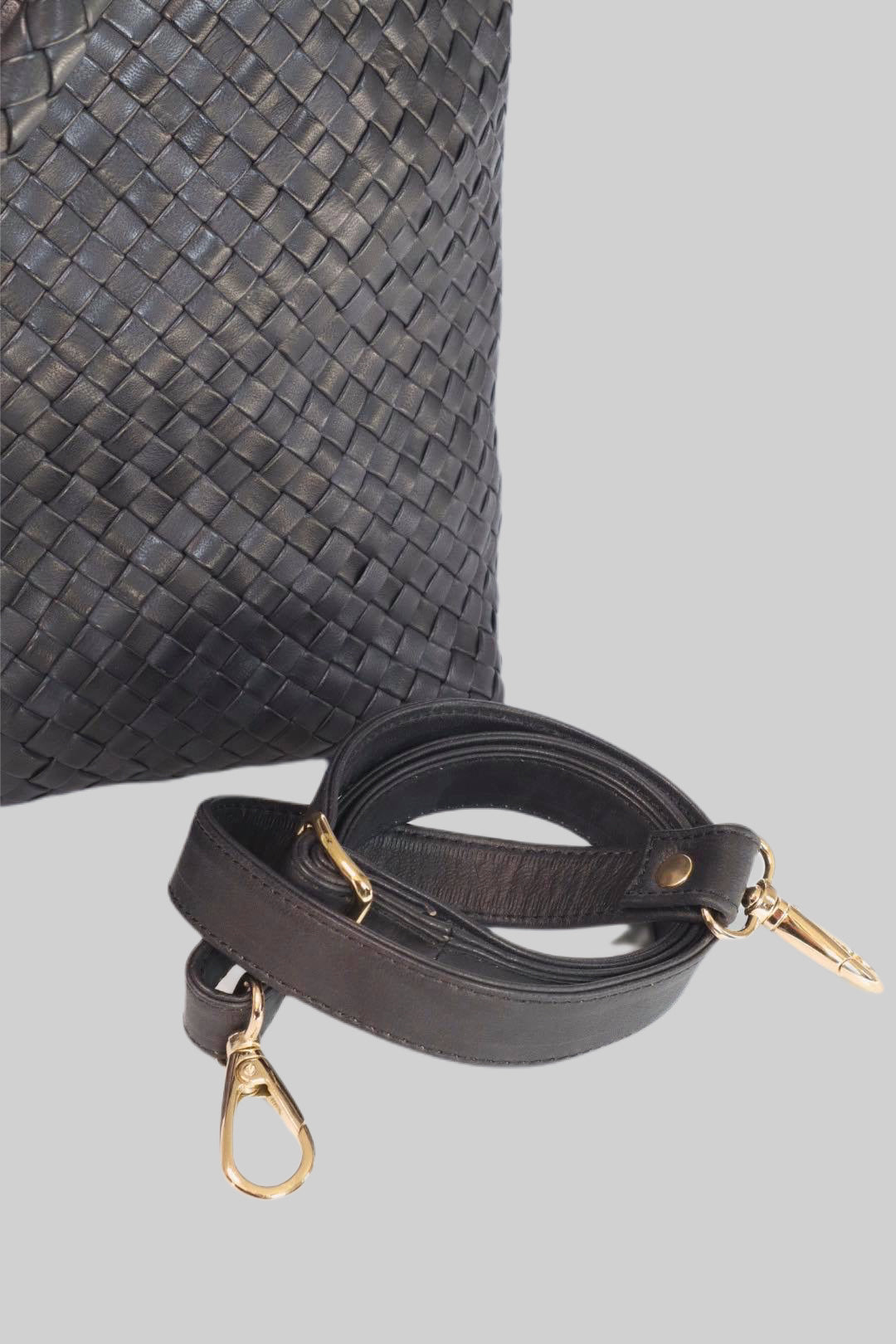 Ribichini Woodstock skinnveske i sort: Avtagbar skulderstropp med elegante gull detaljer gir fleksibilitet for bærestil.