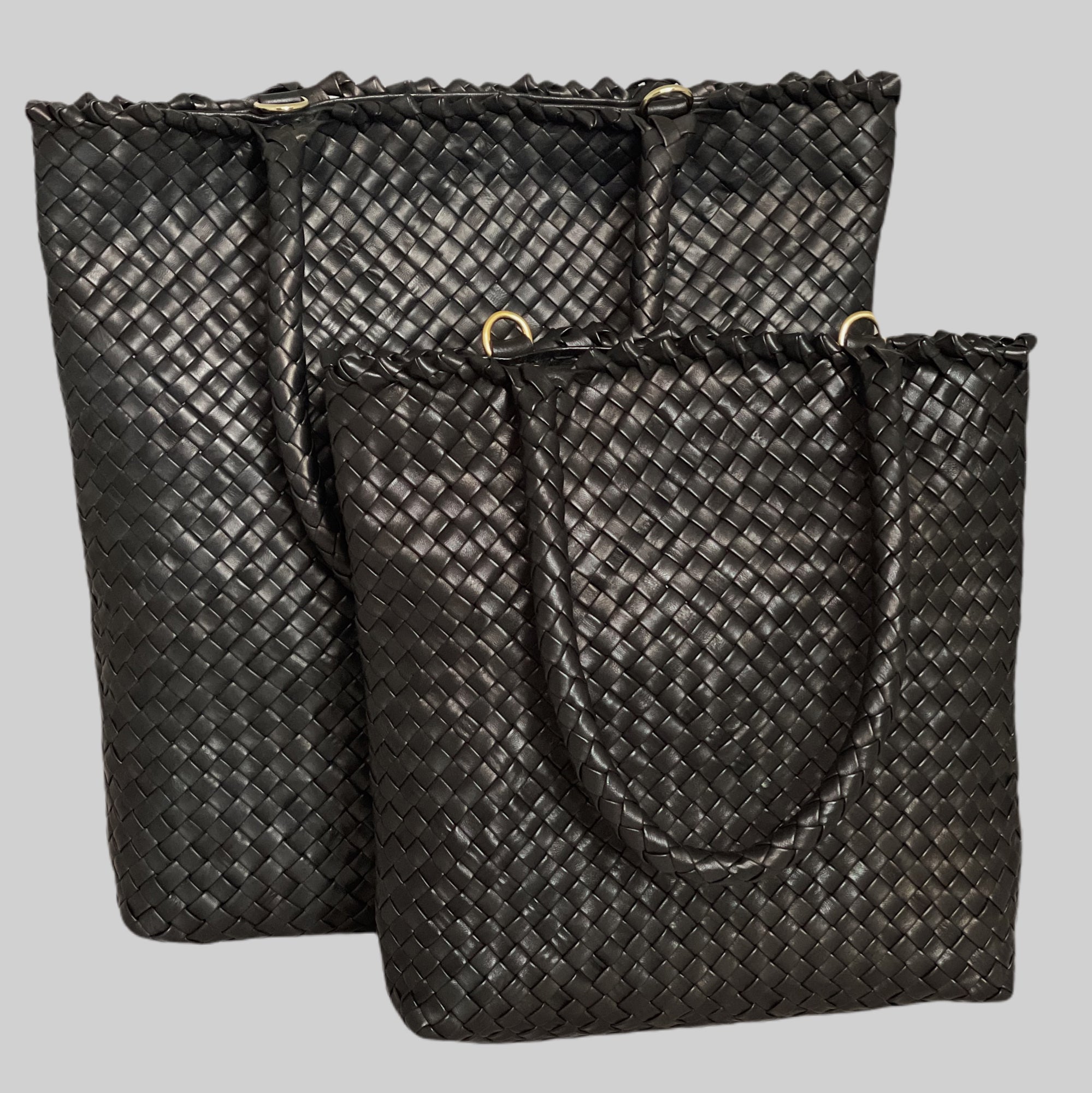 Ribichini Woodstock og Woodstock Babe-vesker i sort. Woodstock er større, ideell for mer plass, mens Babe er mindre og mer kompakt.