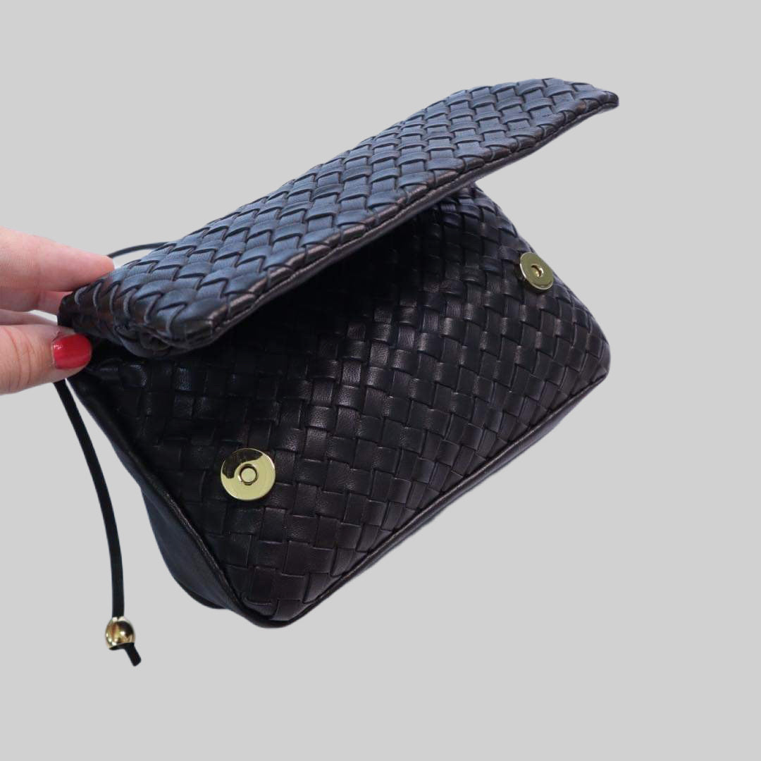 Ribichini Undercover i sort: Allsidig flettet skinnveske, kan brettes og lukkes. Sikker med magneter. Elegant gullpreg. Praktisk og stilfullt brettet.