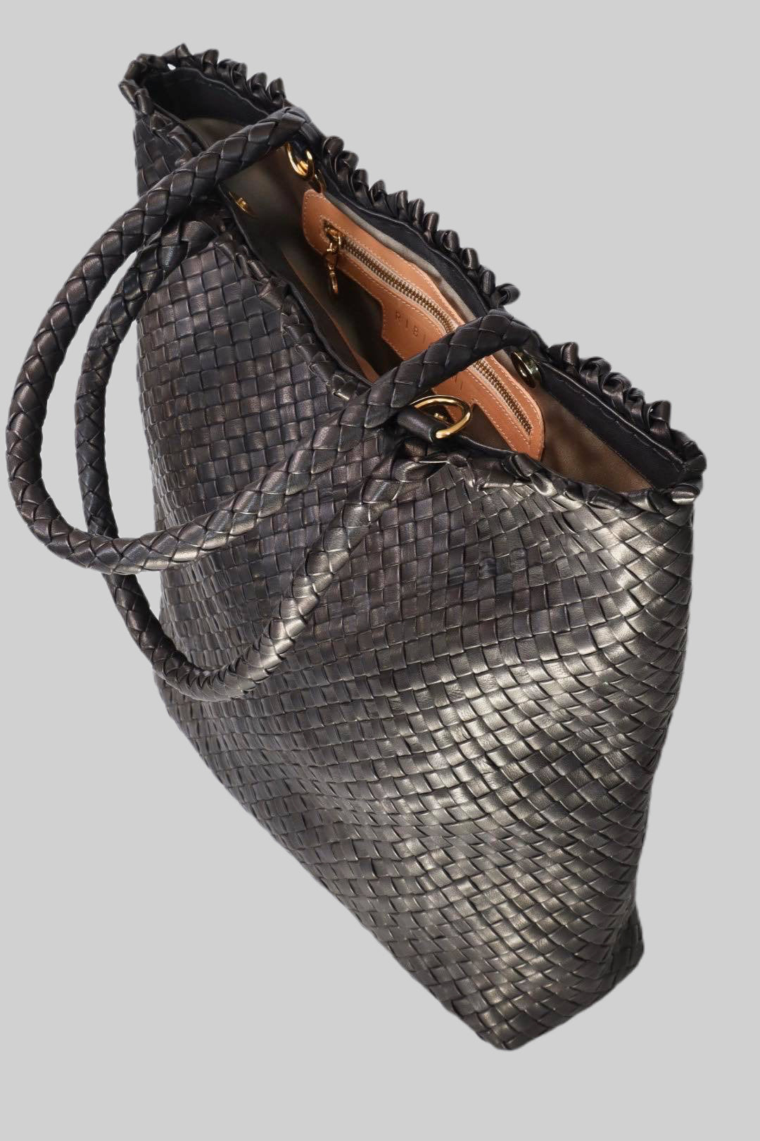 Ribichini Woodstock-vesken i sort flettet skinn fra siden. Unik tekstur og gylne detaljer for ekstra eleganse. Demonstrerer Ribichinis kvalitet og håndverk.
