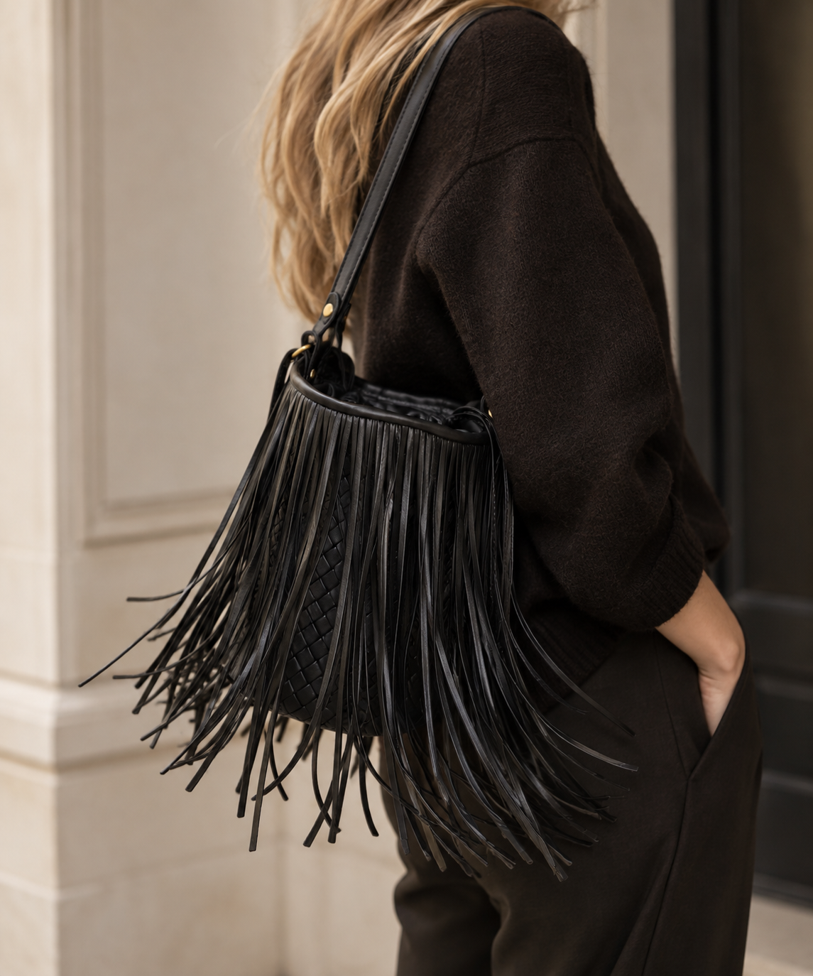Ribichini Bucket Black – håndflettet sort skinnveske med frynser, håndlaget i Italia.