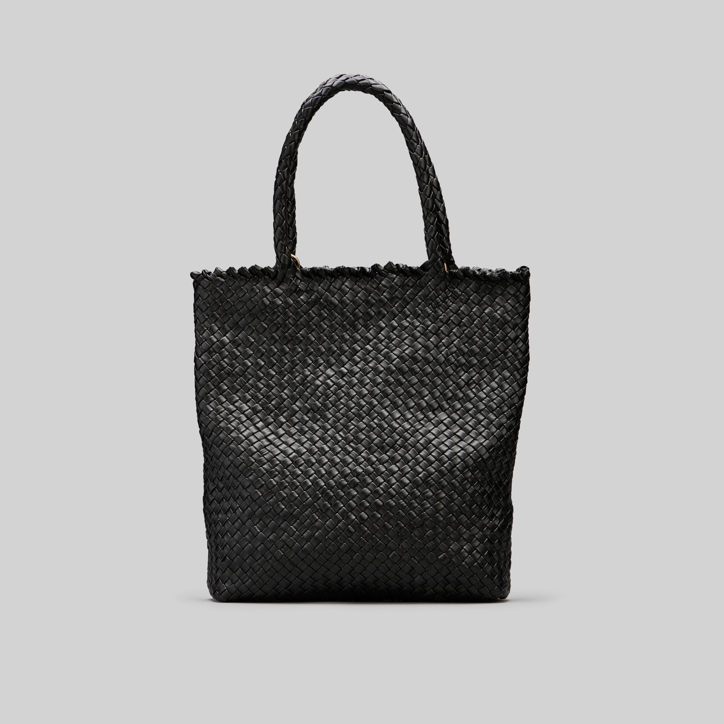 Ribichini Woodstock i sort er en allsidig flettet skinnveske laget av lammeskinn, perfekt for hverdagsbruk og diverse aktiviteter.