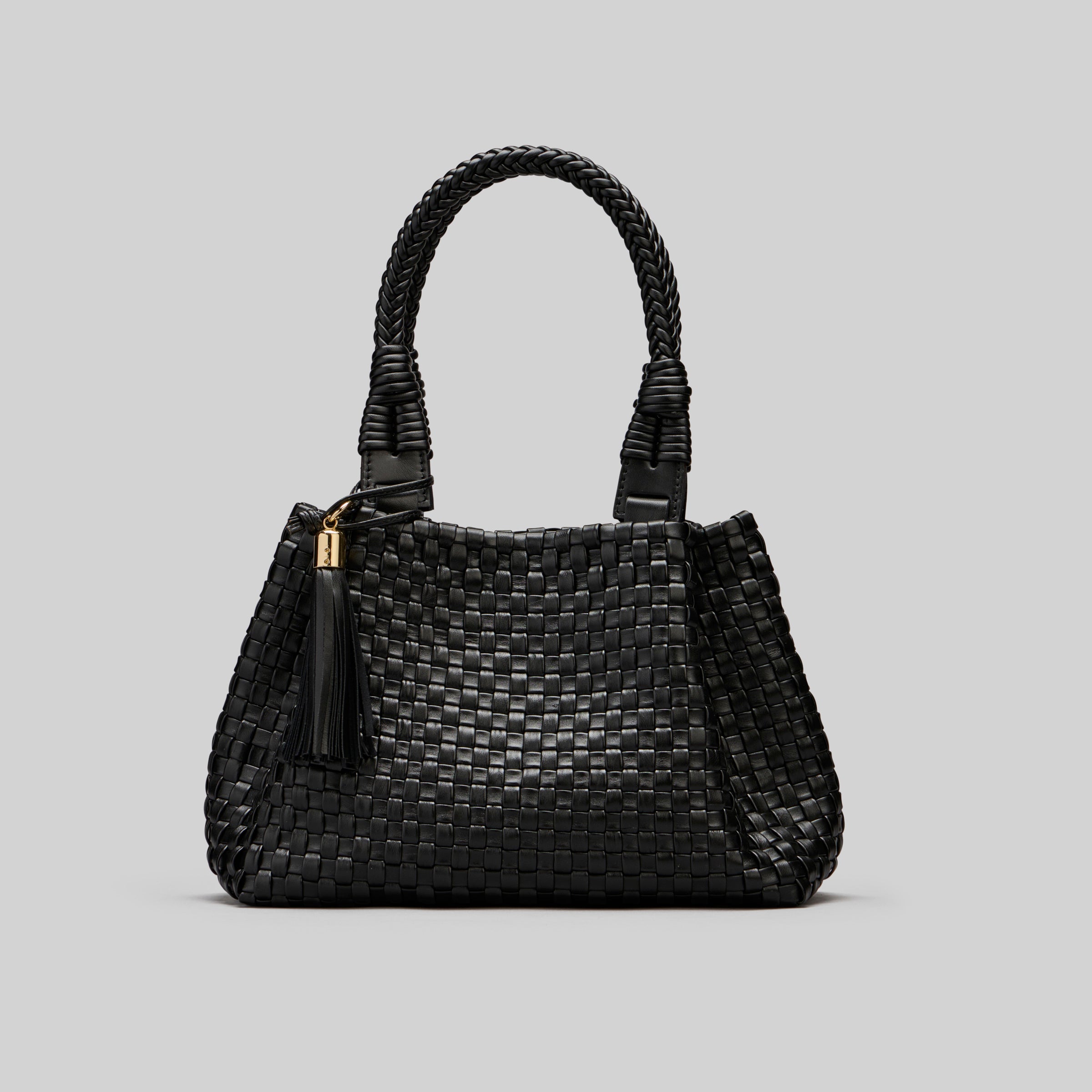 Sophia skinnveske i sort med skinn-dusk og gulldetaljer fremhever luksus og eleganse.