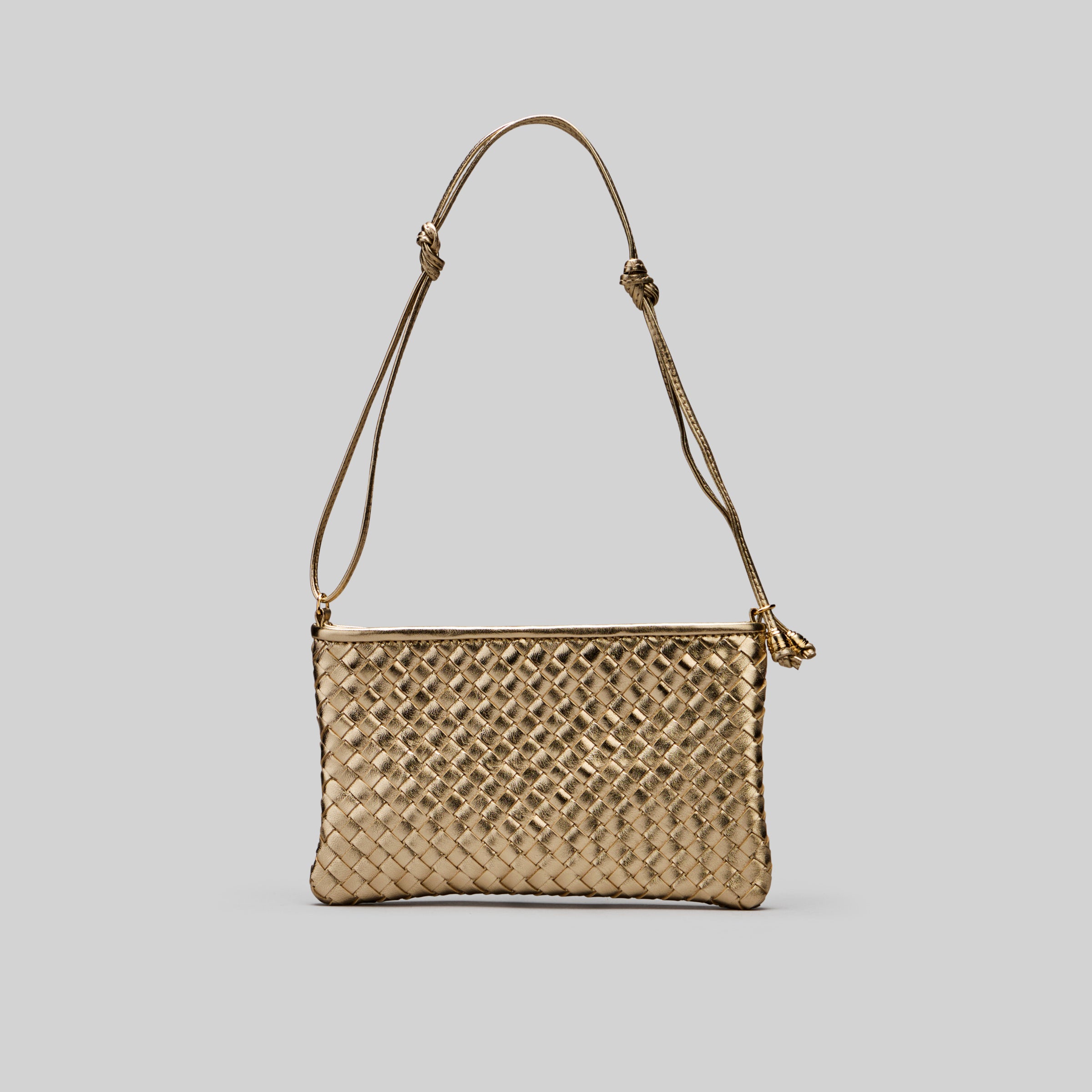 Ribichini Camper Clean Clutch i gull er i flettet lammeskinn og delikate gulldetaljer.