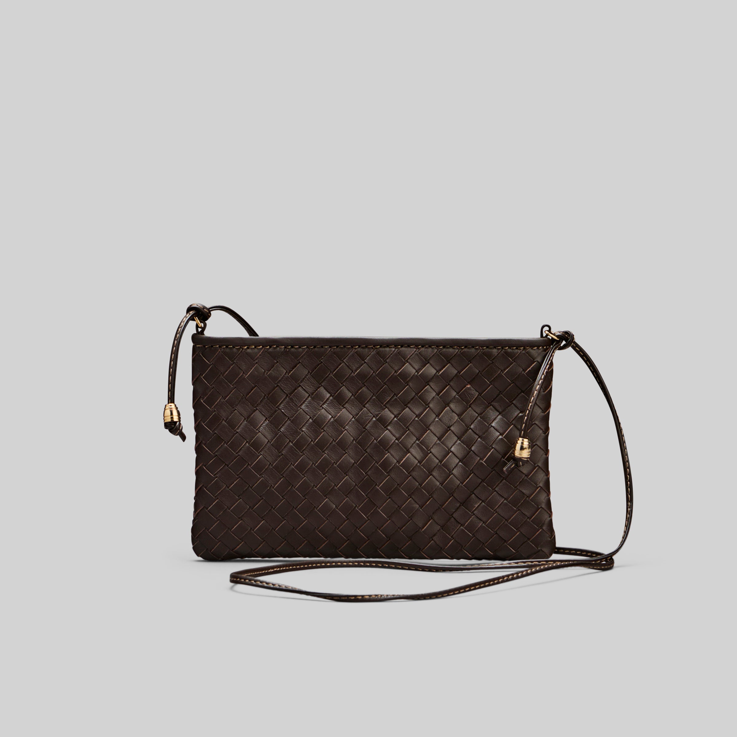 Ribichini Camper clean clutch laget av sjokoladebrunt, flettet lammeskinn utstråler en diskret eleganse.