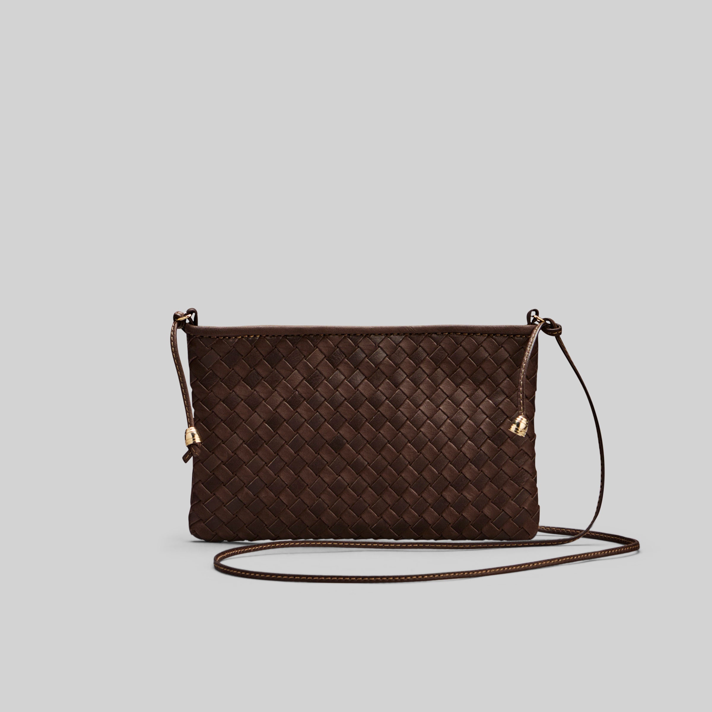 Ribichini Camper Clean Clutch i brunt flettet lammeskinn er unik og stilig, med fine gulldetaljer.