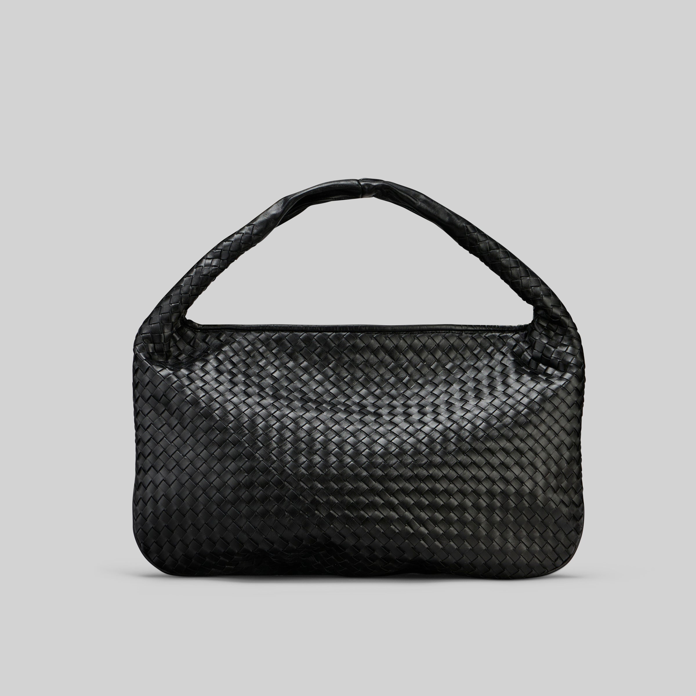 Sort Ribichini Isola skinnveske med flettet design laget av lammeskinn, viser elegant form og håndtak.