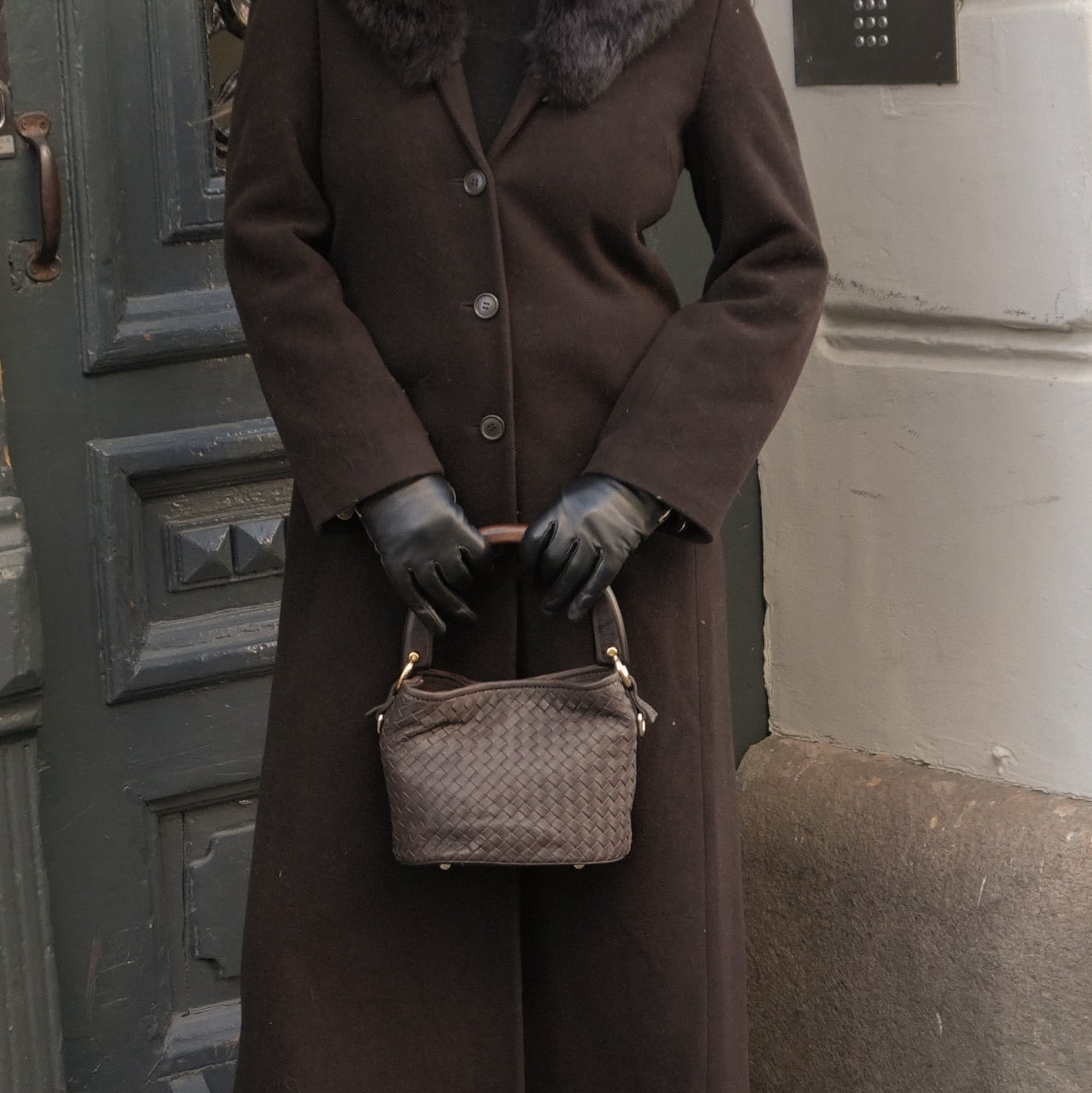 Ribichini Albaro brun håndvevd skinnveske i ekte italiensk skinn med tidløs design og elegant topphank, stylet i urbant miljø.